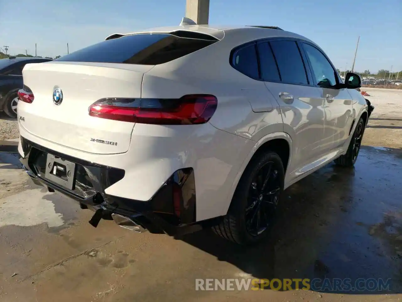 4 Photograph of a damaged car 5UX33DT01N9K07120 BMW X4 2022