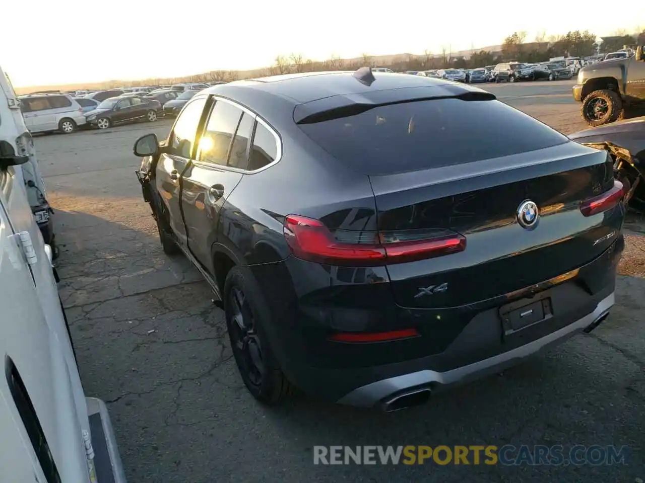 3 Photograph of a damaged car 5UX33DT02N9J61698 BMW X4 2022