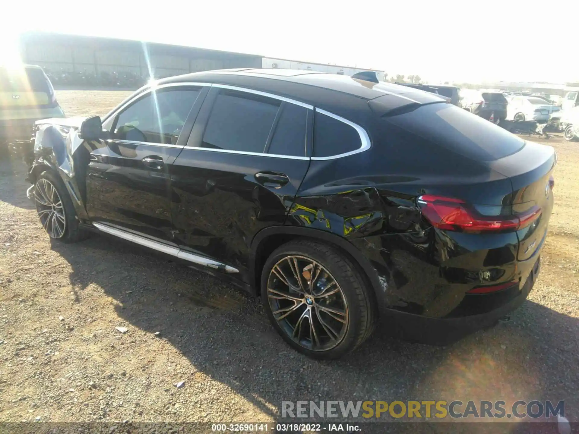 3 Photograph of a damaged car 5UX33DT02N9K26369 BMW X4 2022