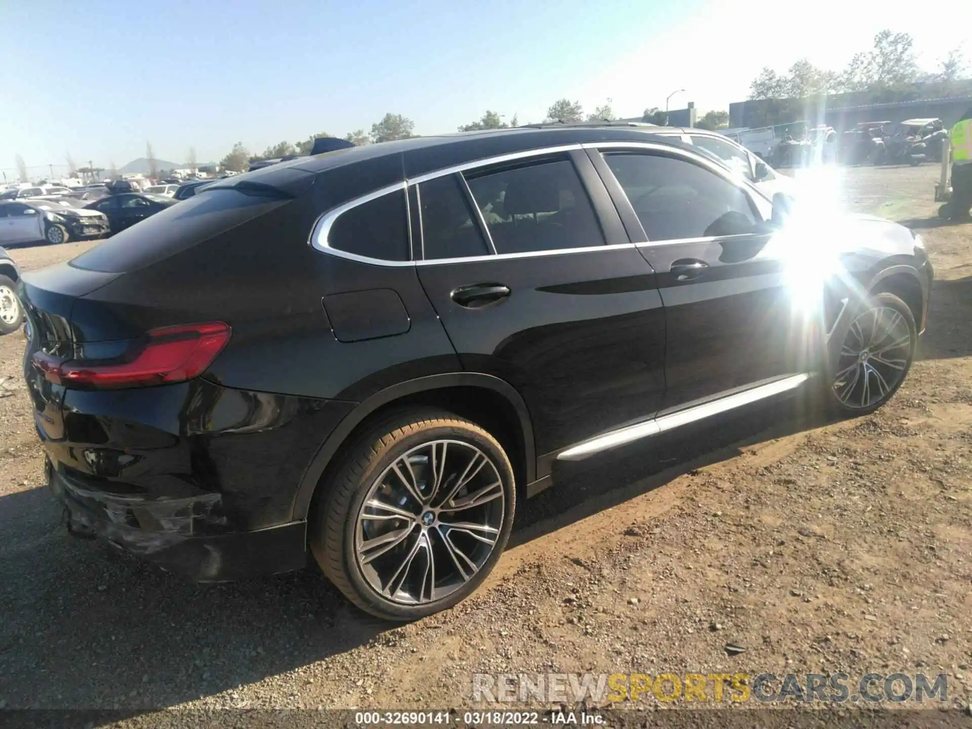 4 Photograph of a damaged car 5UX33DT02N9K26369 BMW X4 2022