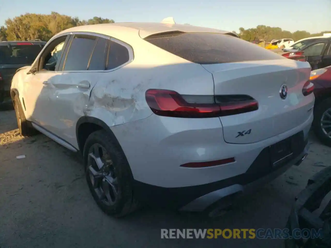 3 Photograph of a damaged car 5UX33DT03N9H43540 BMW X4 2022