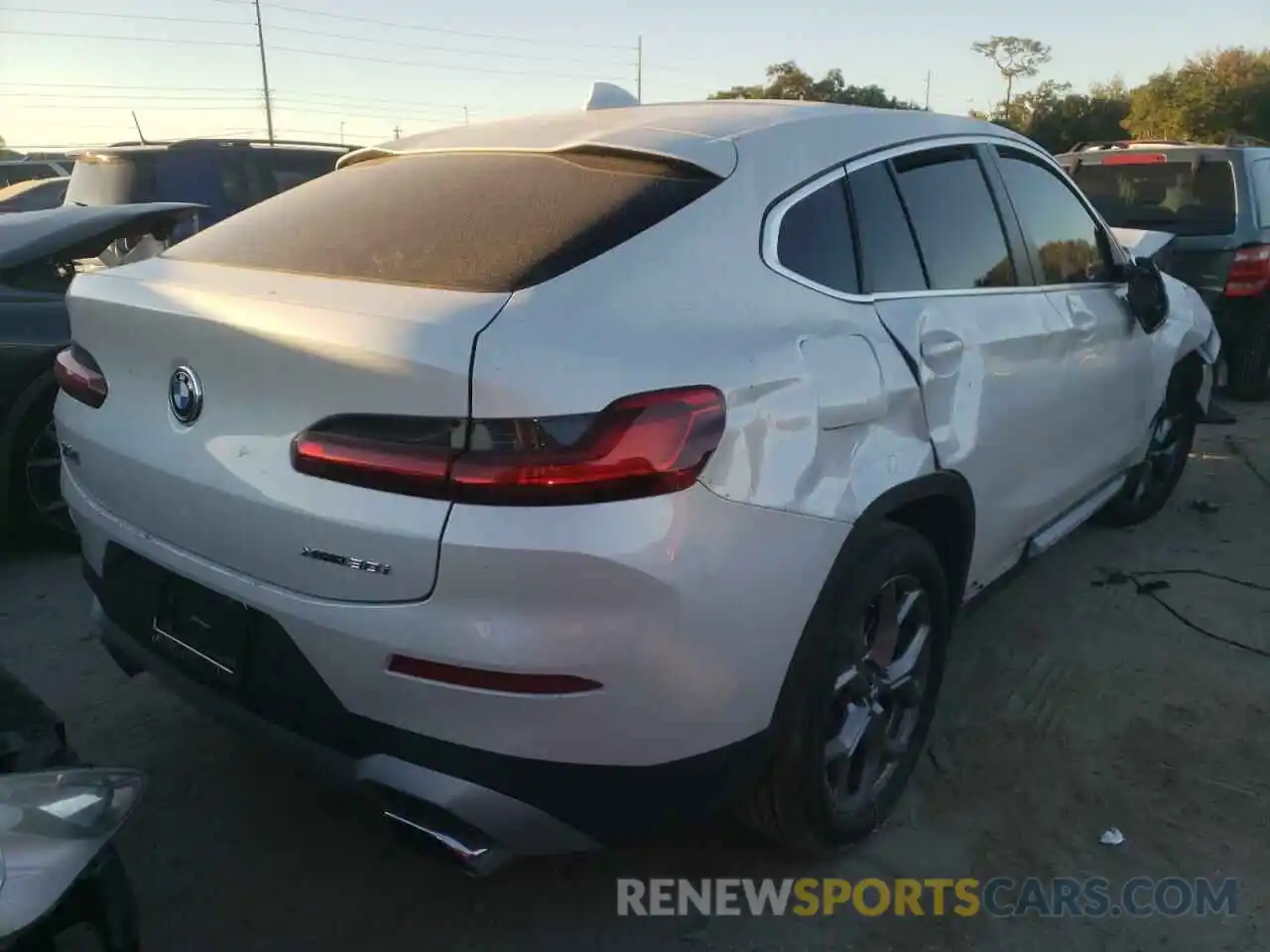 4 Photograph of a damaged car 5UX33DT03N9H43540 BMW X4 2022