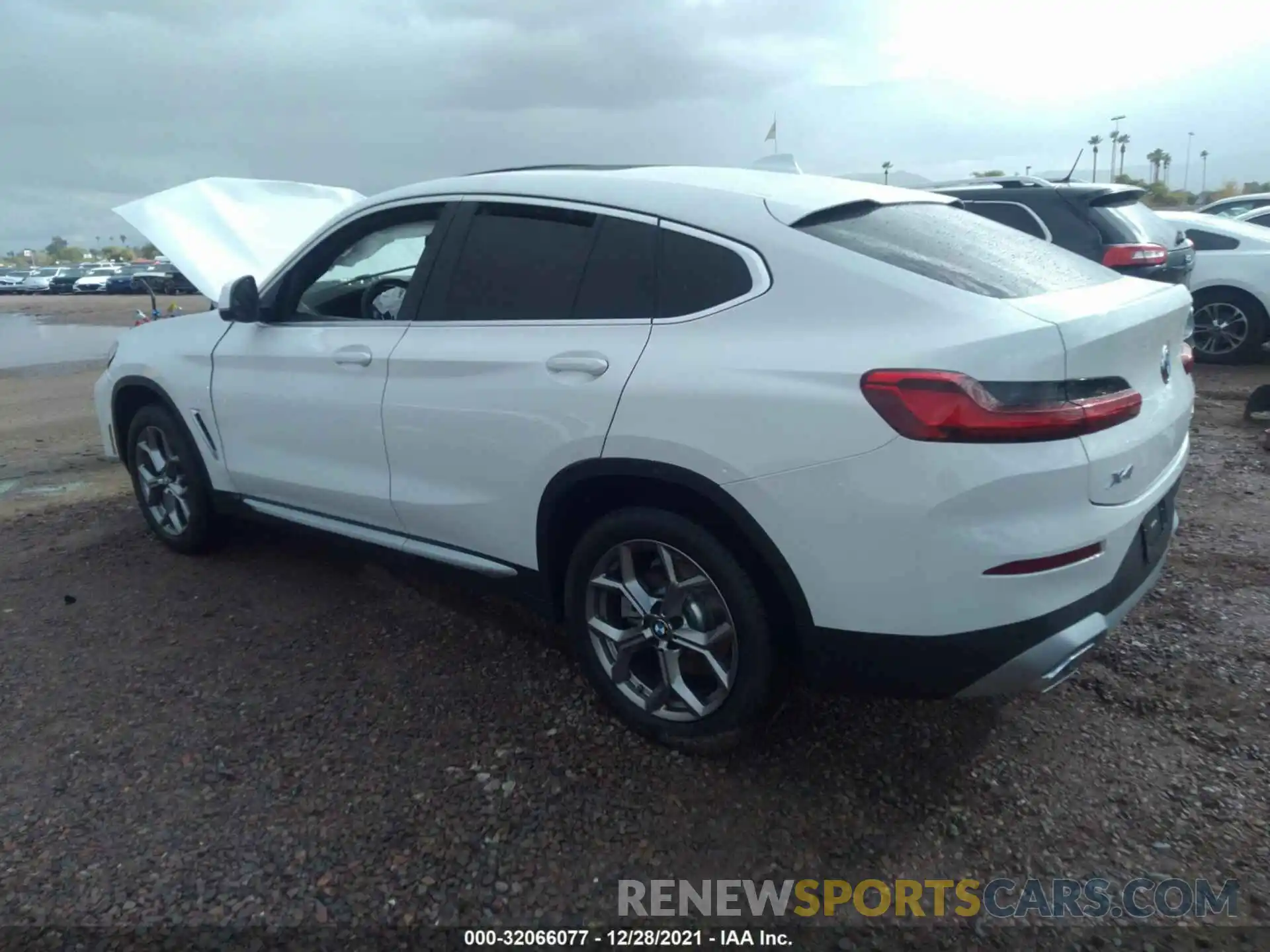 3 Photograph of a damaged car 5UX33DT03N9J62018 BMW X4 2022