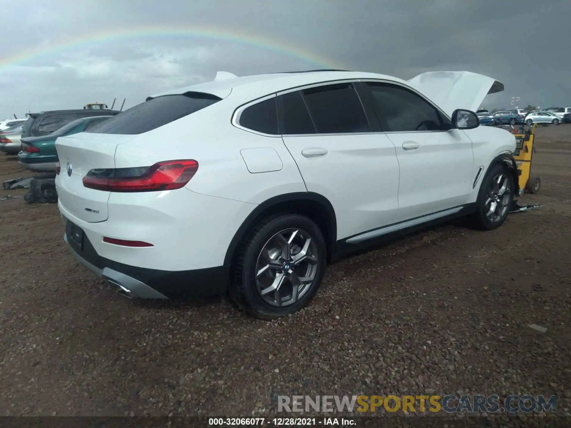 4 Photograph of a damaged car 5UX33DT03N9J62018 BMW X4 2022