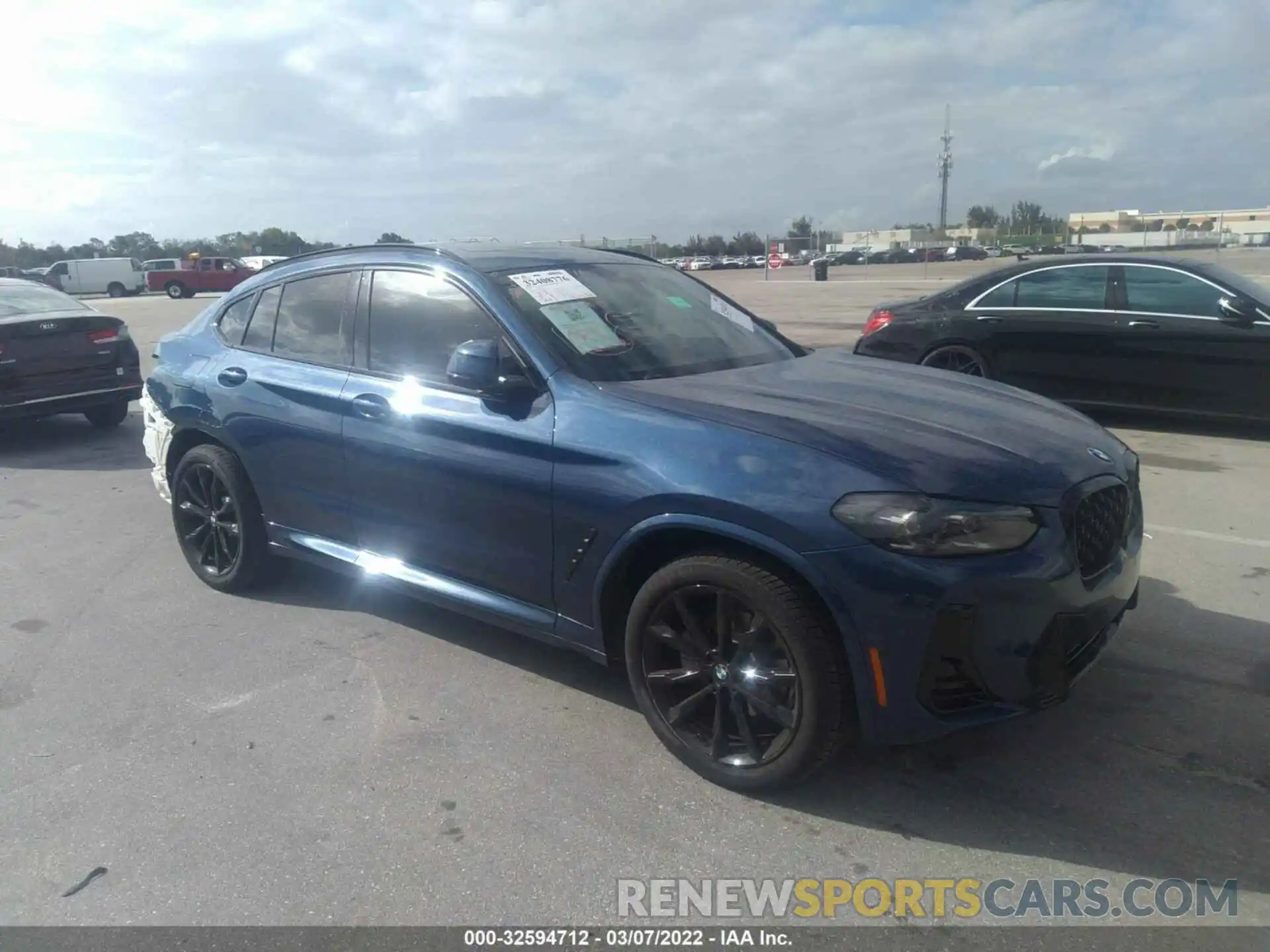 1 Photograph of a damaged car 5UX33DT03N9J81006 BMW X4 2022