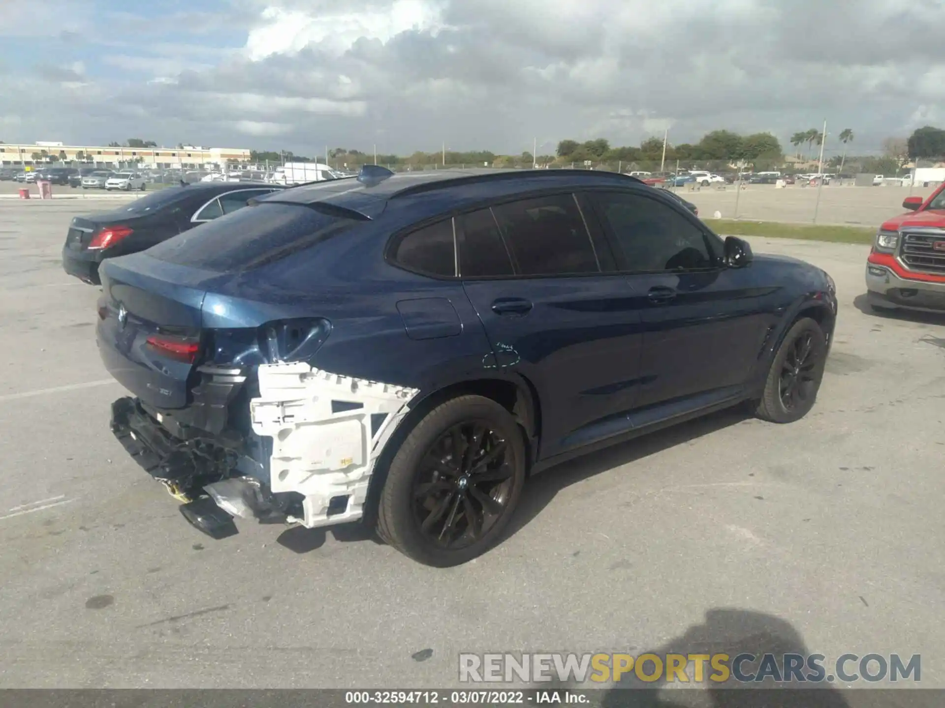 4 Photograph of a damaged car 5UX33DT03N9J81006 BMW X4 2022