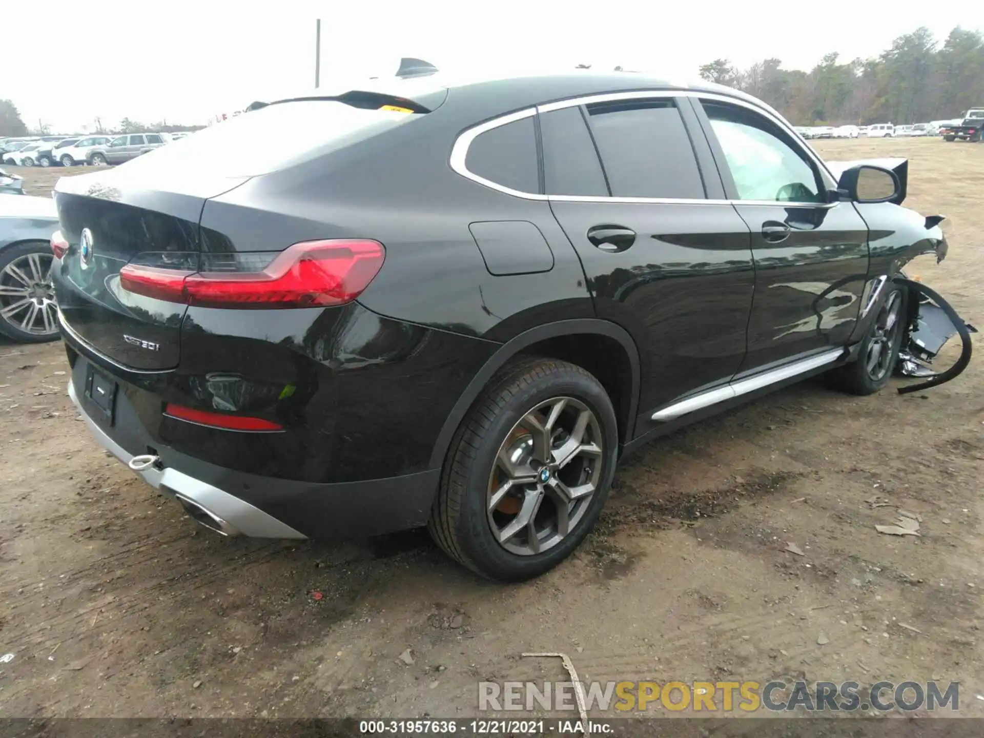 4 Photograph of a damaged car 5UX33DT05N9K12031 BMW X4 2022