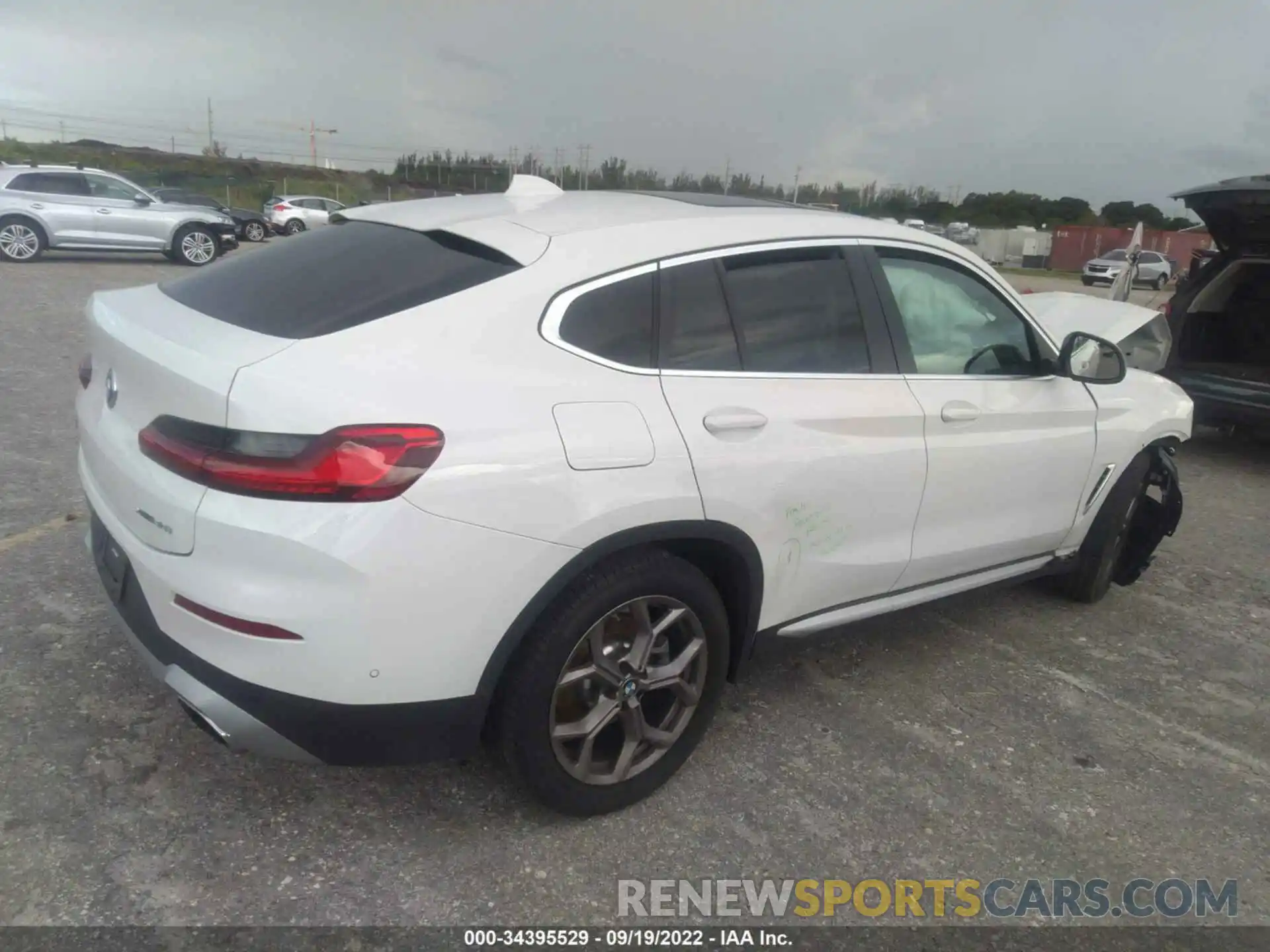 4 Photograph of a damaged car 5UX33DT05N9K23644 BMW X4 2022