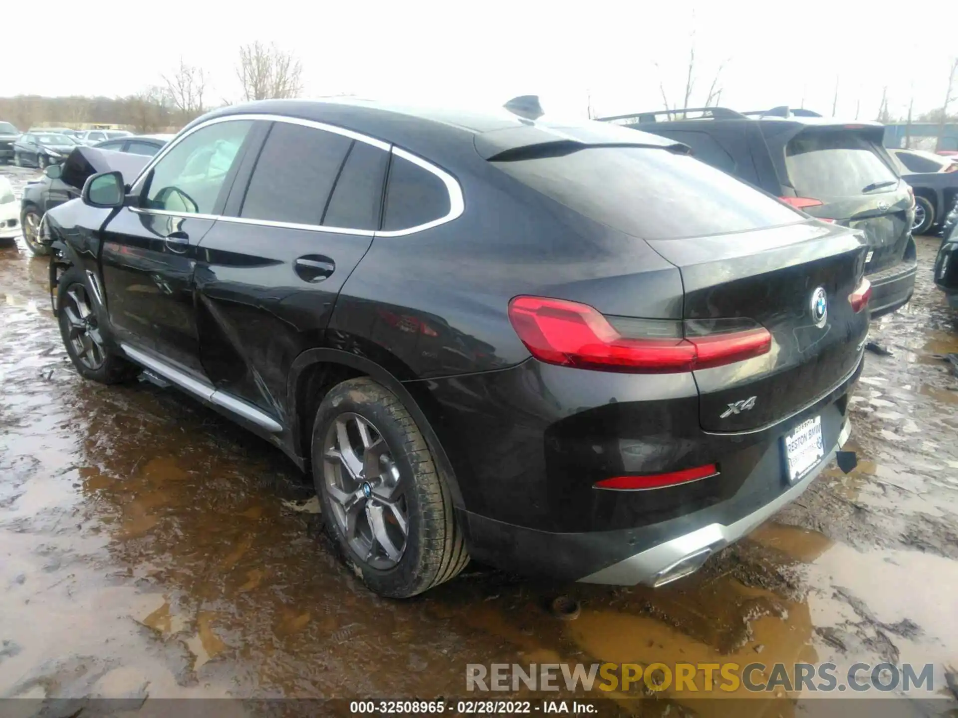 3 Photograph of a damaged car 5UX33DT05N9K46308 BMW X4 2022