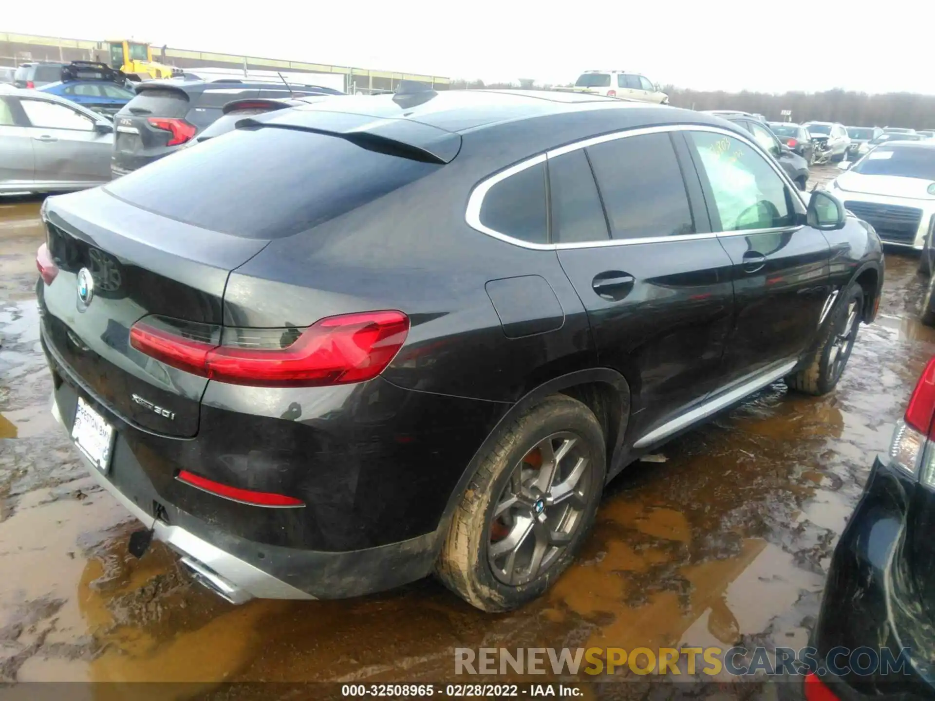 4 Photograph of a damaged car 5UX33DT05N9K46308 BMW X4 2022