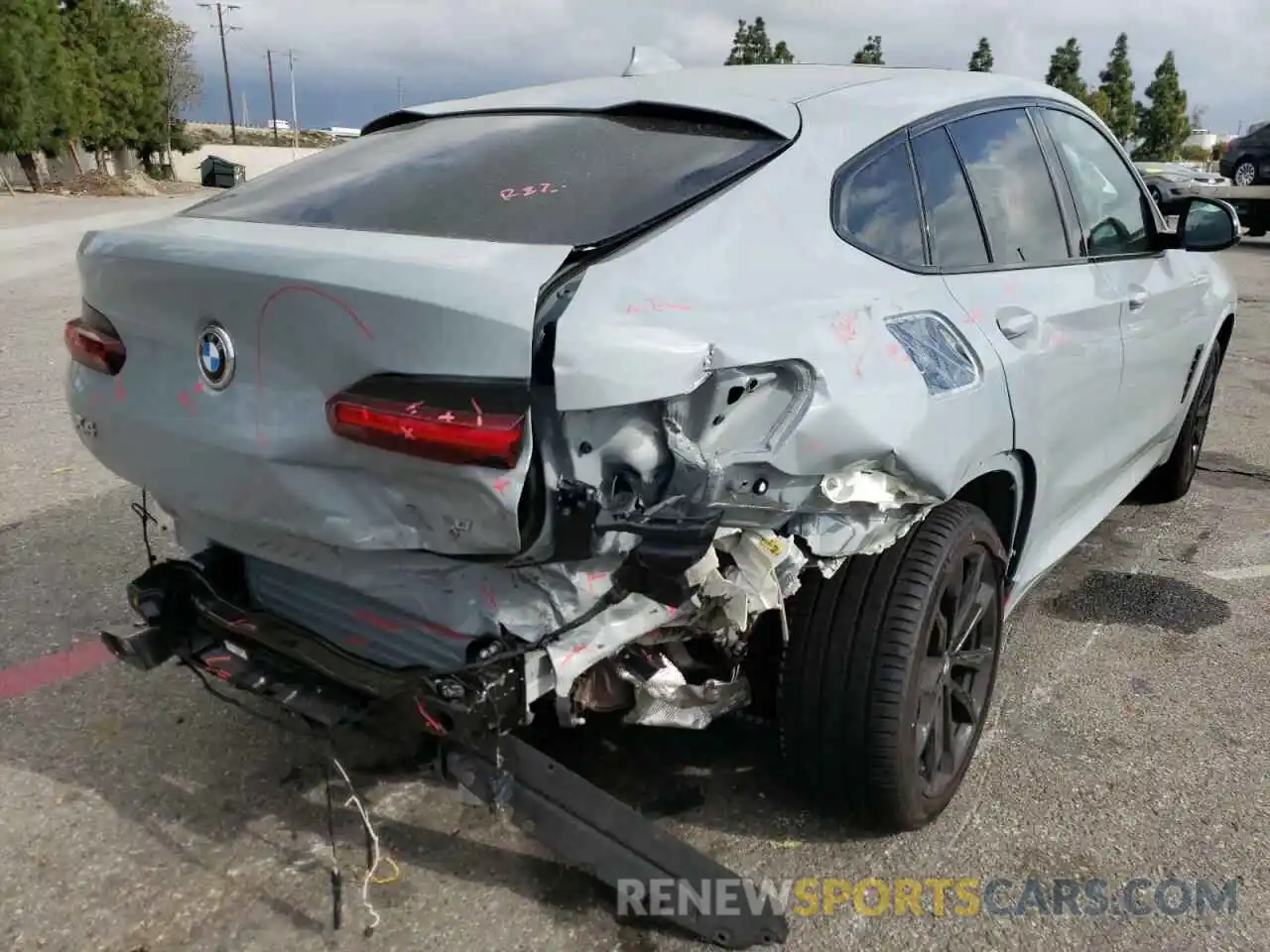 4 Photograph of a damaged car 5UX33DT06N9K40498 BMW X4 2022