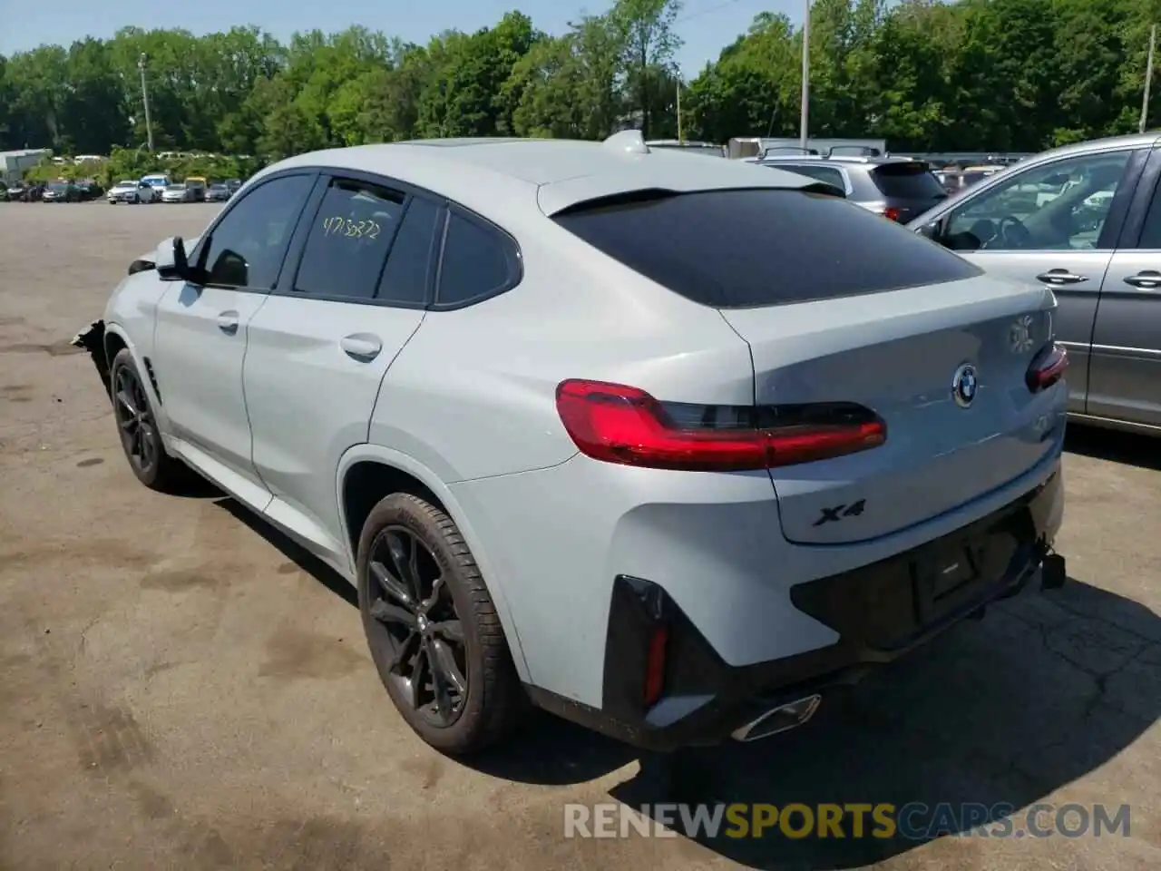 3 Photograph of a damaged car 5UX33DT06N9K85960 BMW X4 2022