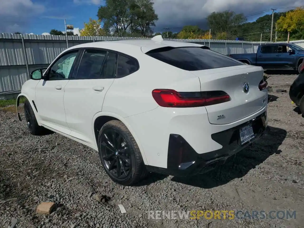 3 Photograph of a damaged car 5UX43DT01N9K07266 BMW X4 2022