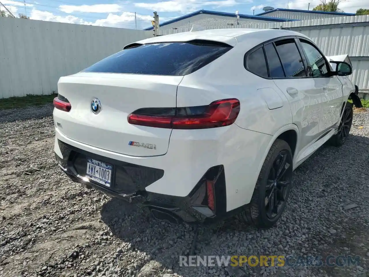 4 Photograph of a damaged car 5UX43DT01N9K07266 BMW X4 2022