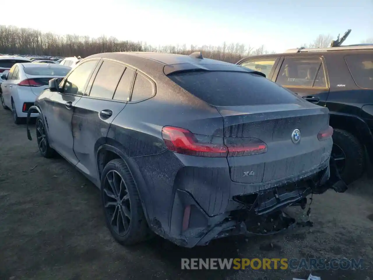 3 Photograph of a damaged car 5UX43DT02N9K21760 BMW X4 2022