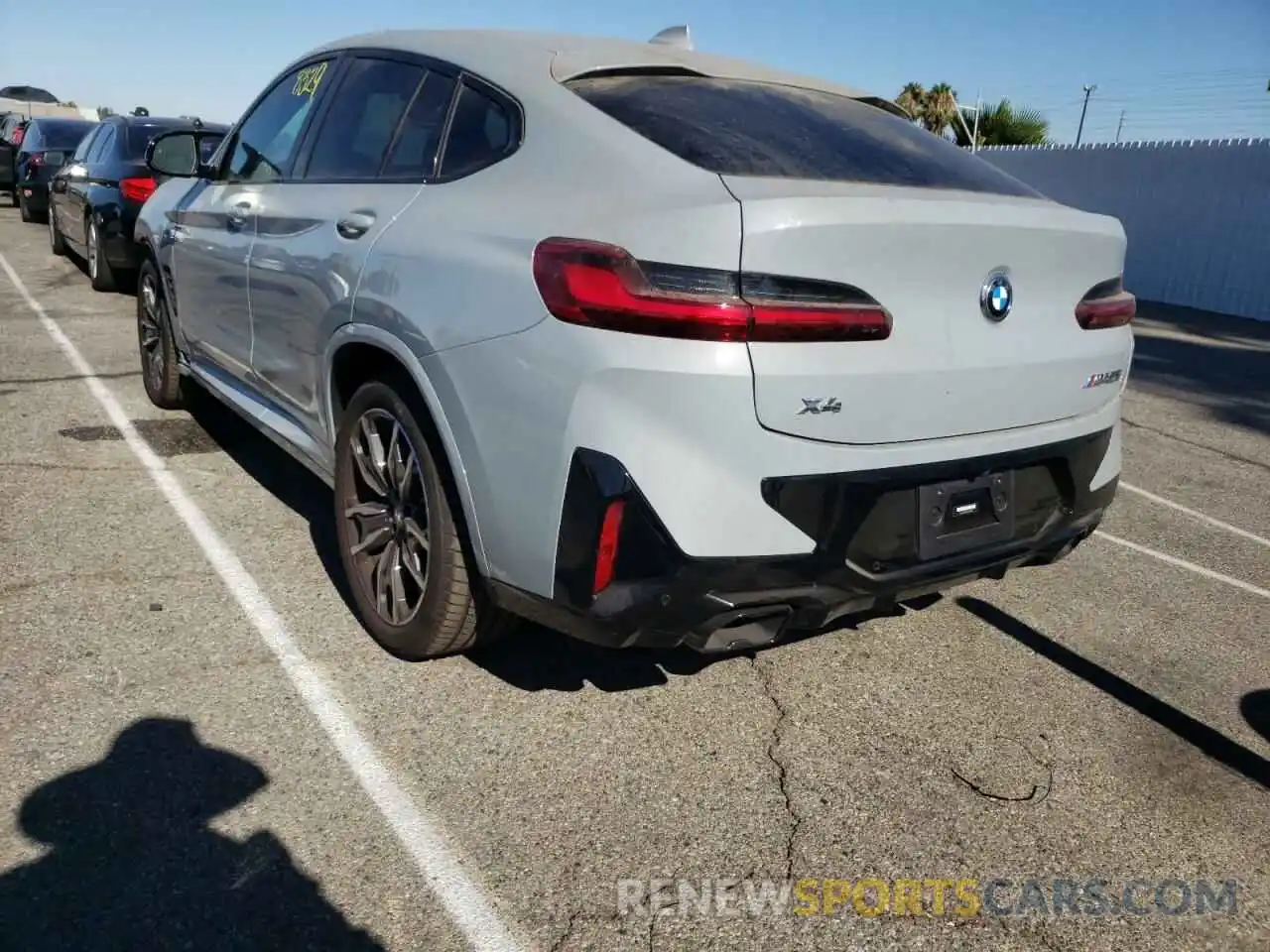 3 Photograph of a damaged car 5UX43DT04N9K97349 BMW X4 2022