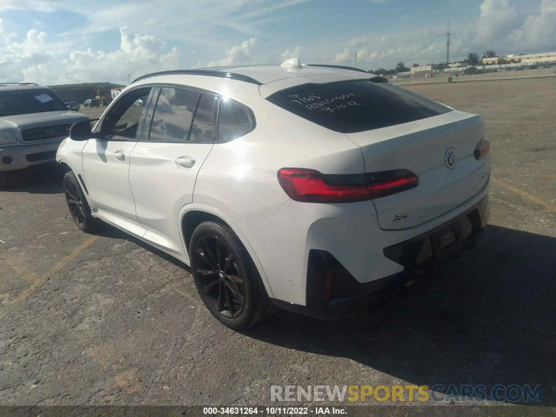 3 Photograph of a damaged car 5UX43DT05N9K97165 BMW X4 2022