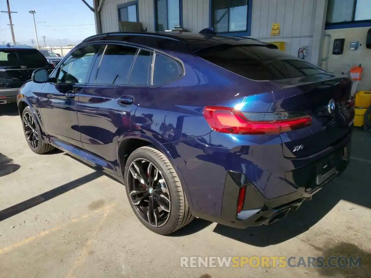 3 Photograph of a damaged car 5UX43DT06N9K31966 BMW X4 2022