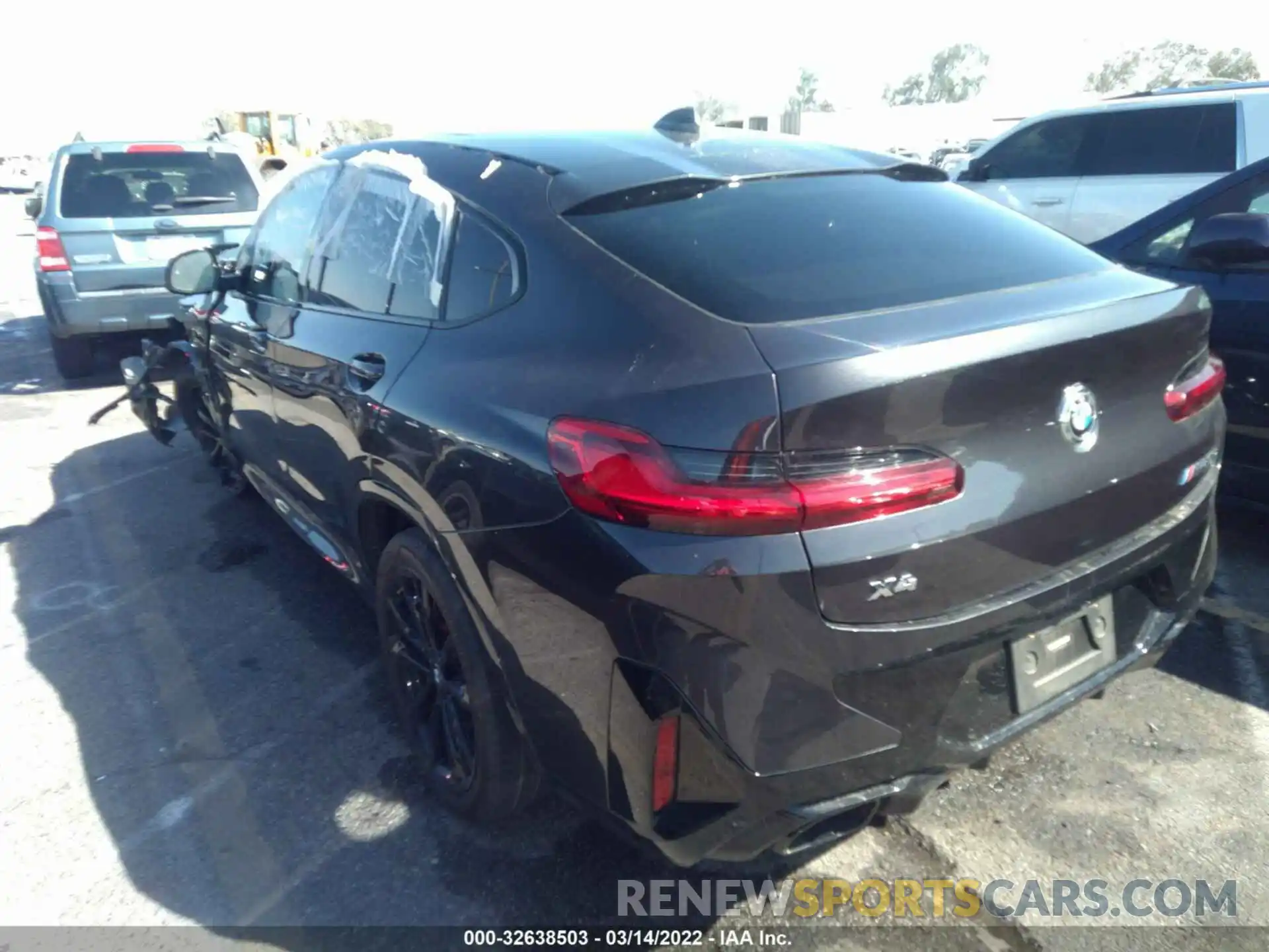 3 Photograph of a damaged car 5UX43DT08N9K07006 BMW X4 2022