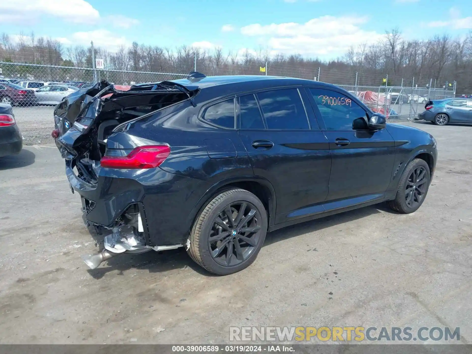 4 Photograph of a damaged car 5UX33DT04P9S55505 BMW X4 2023