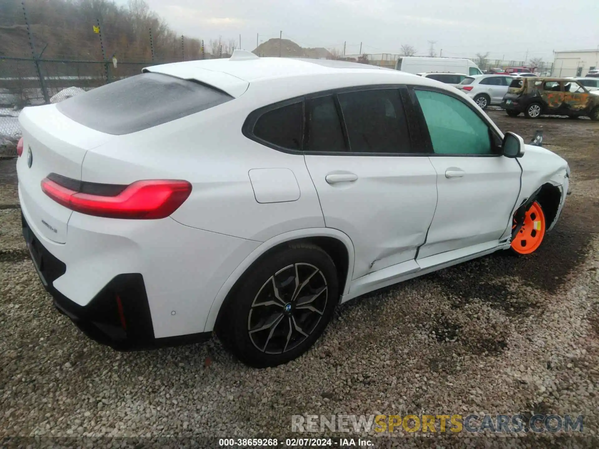 4 Photograph of a damaged car 5UX33DT07P9S71455 BMW X4 2023