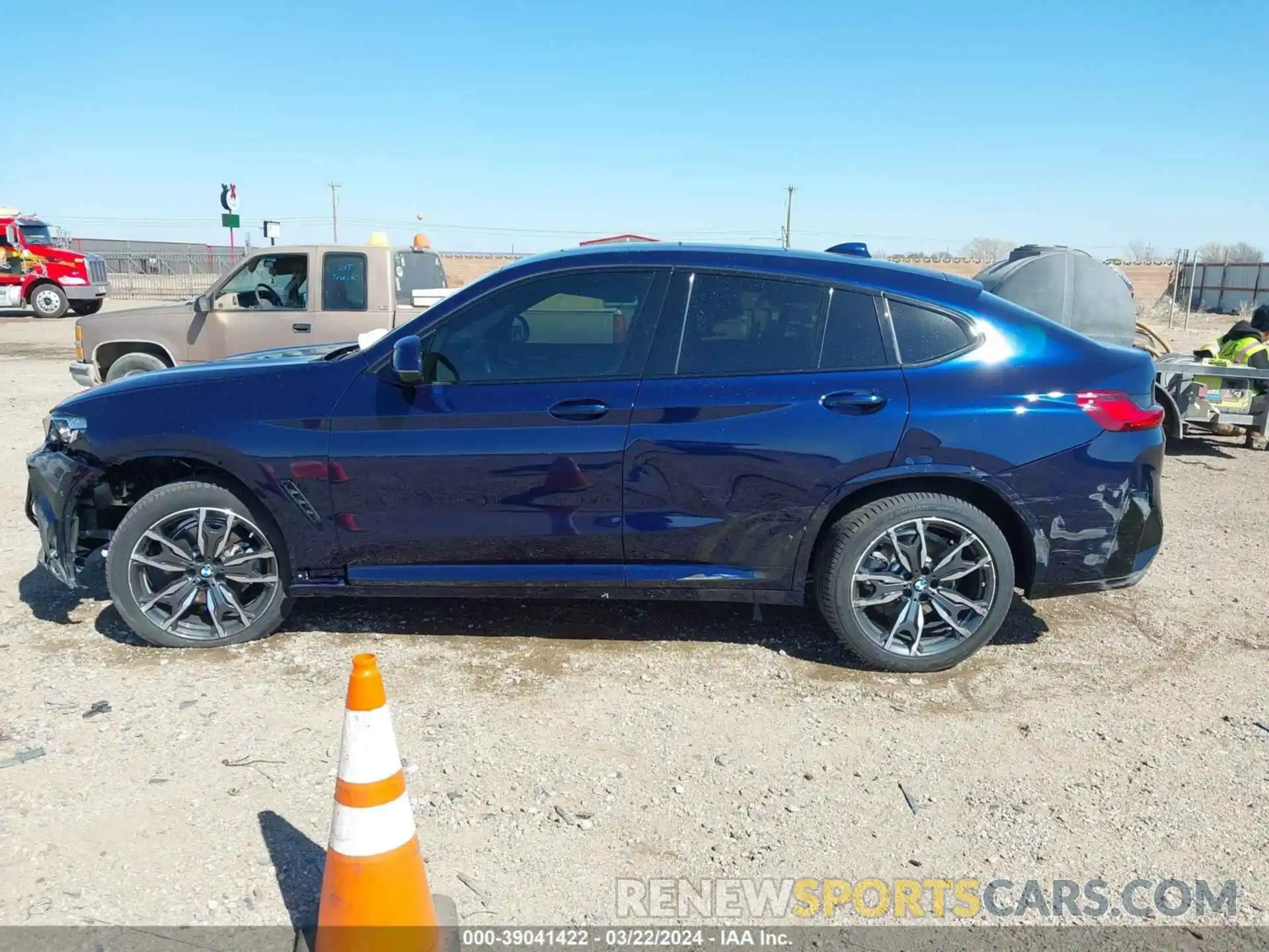 14 Photograph of a damaged car 5UX33DT07R9U33670 BMW X4 2024