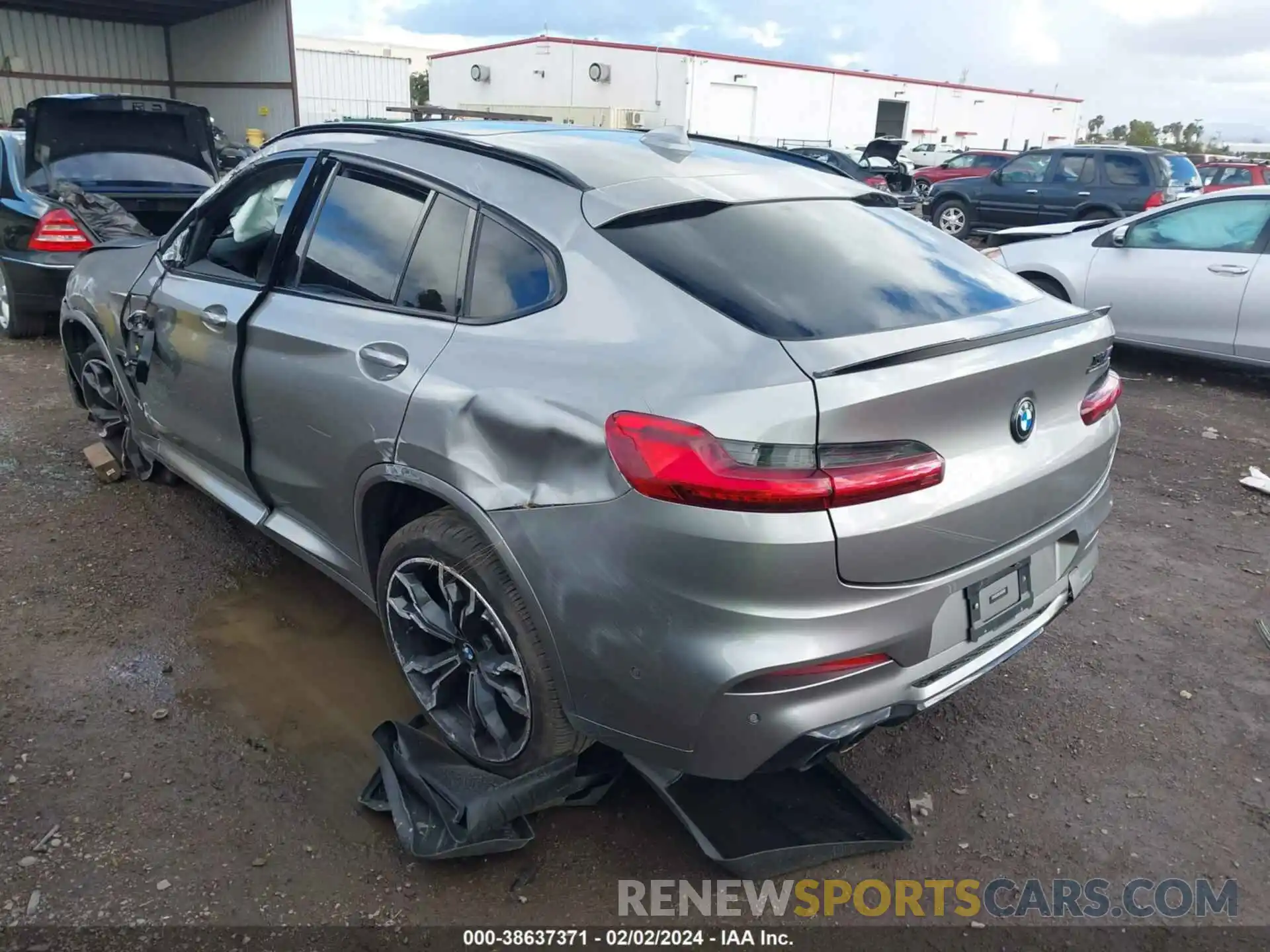 3 Photograph of a damaged car 5YMUJ0C04LLA99851 BMW X4 M 2020