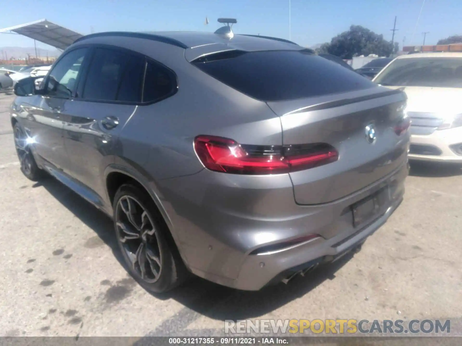 3 Photograph of a damaged car 5YMUJ0C0XLLU67382 BMW X4 M 2020