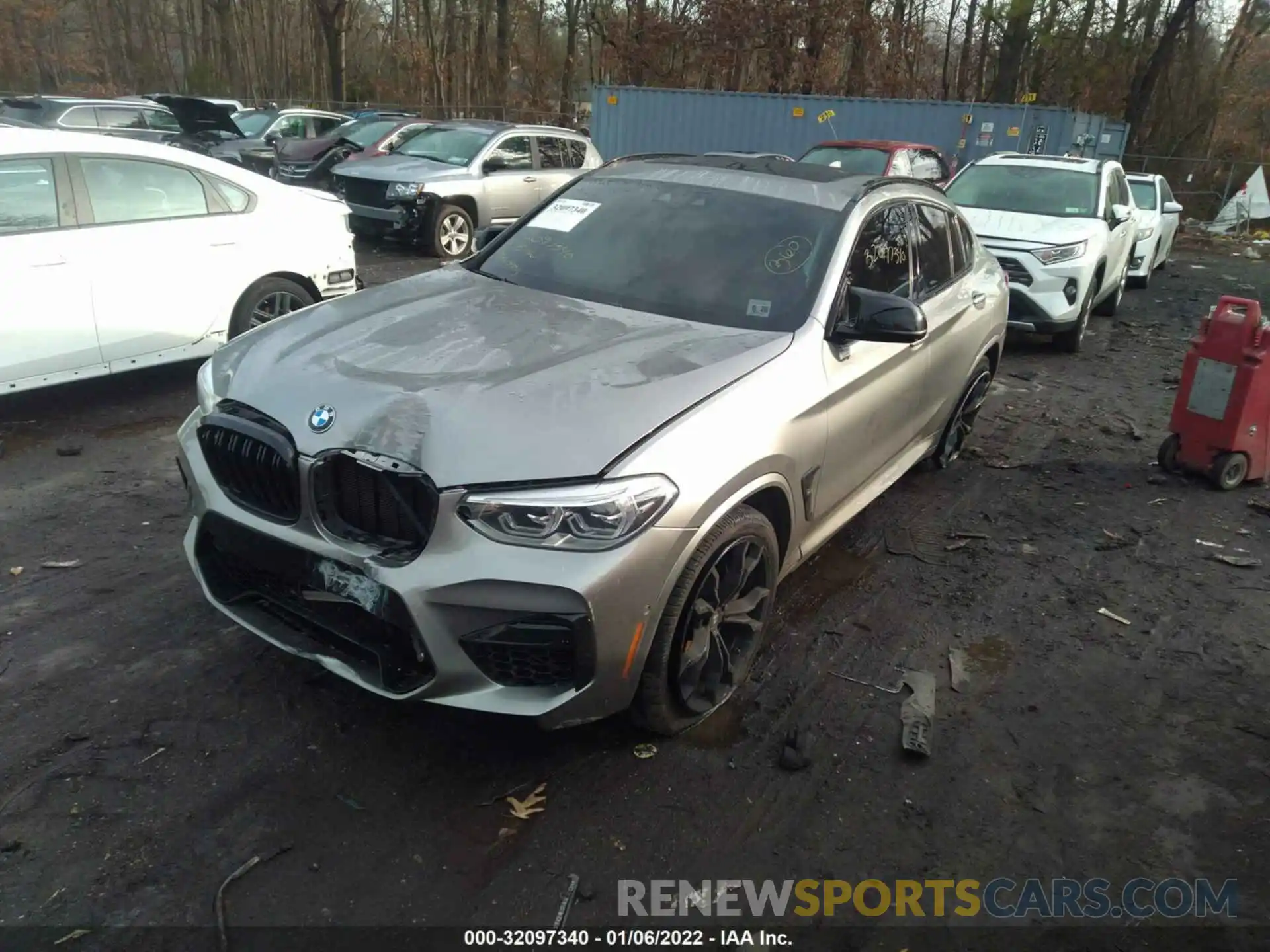 2 Photograph of a damaged car 5YMUJ0C04M9F18652 BMW X4 M 2021