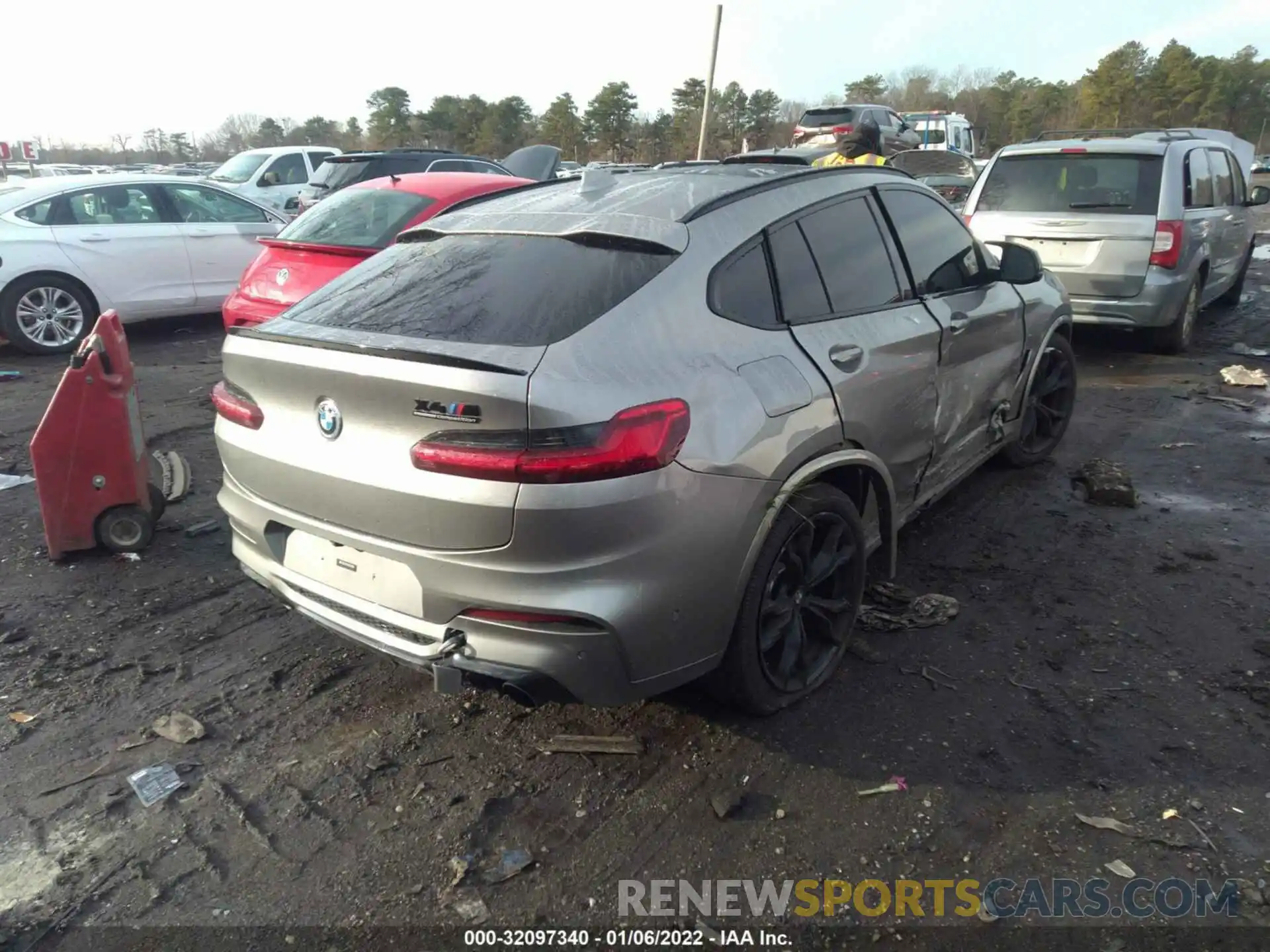 4 Photograph of a damaged car 5YMUJ0C04M9F18652 BMW X4 M 2021