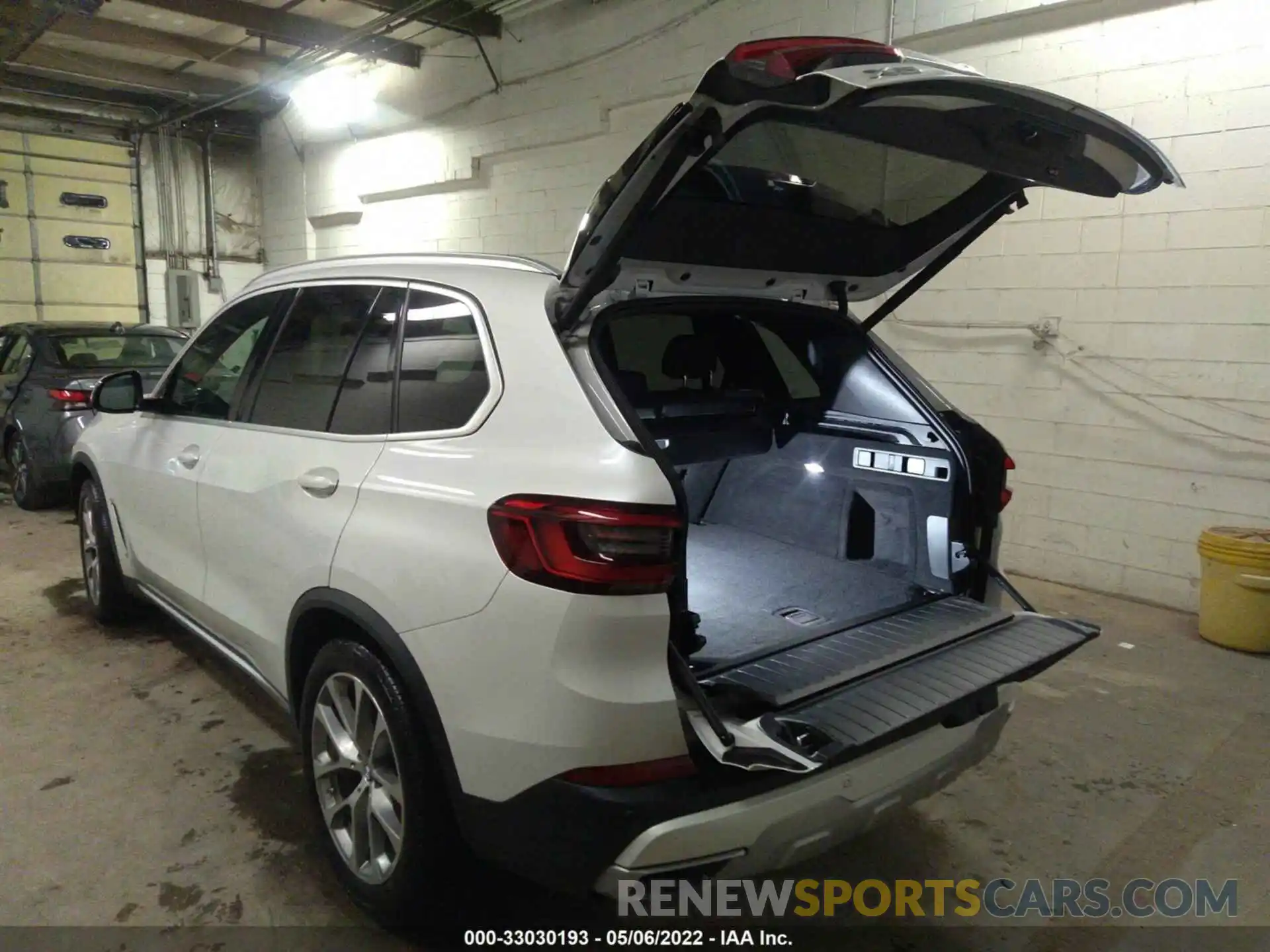 3 Photograph of a damaged car 5UXCR6C58KLL38372 BMW X5 2019