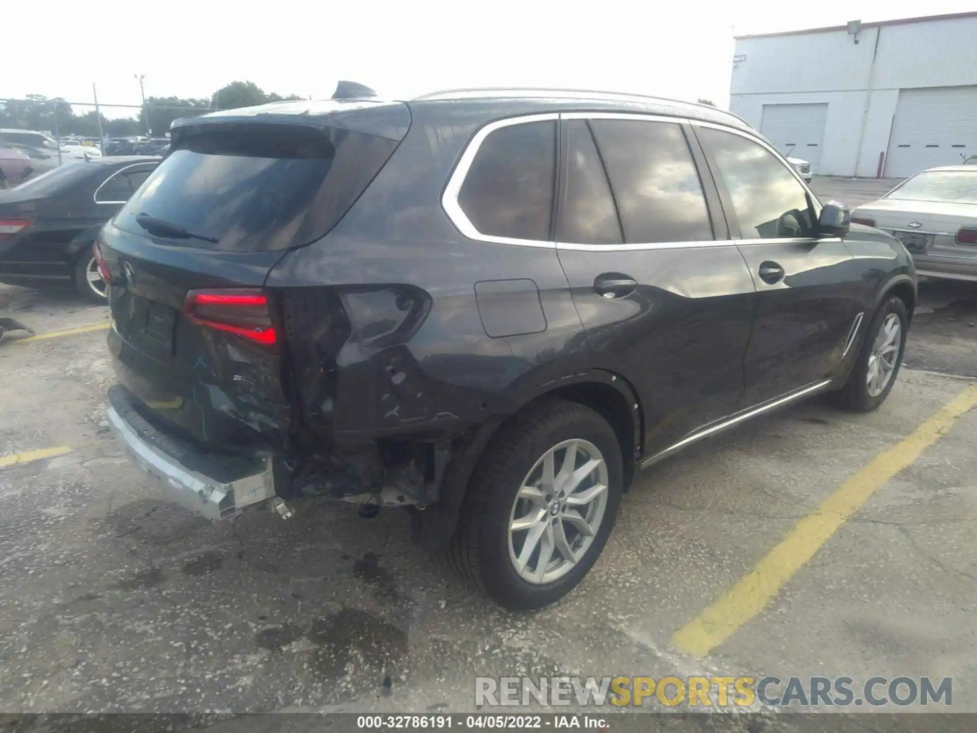 4 Photograph of a damaged car 5UXCR4C06LLE30514 BMW X5 2020