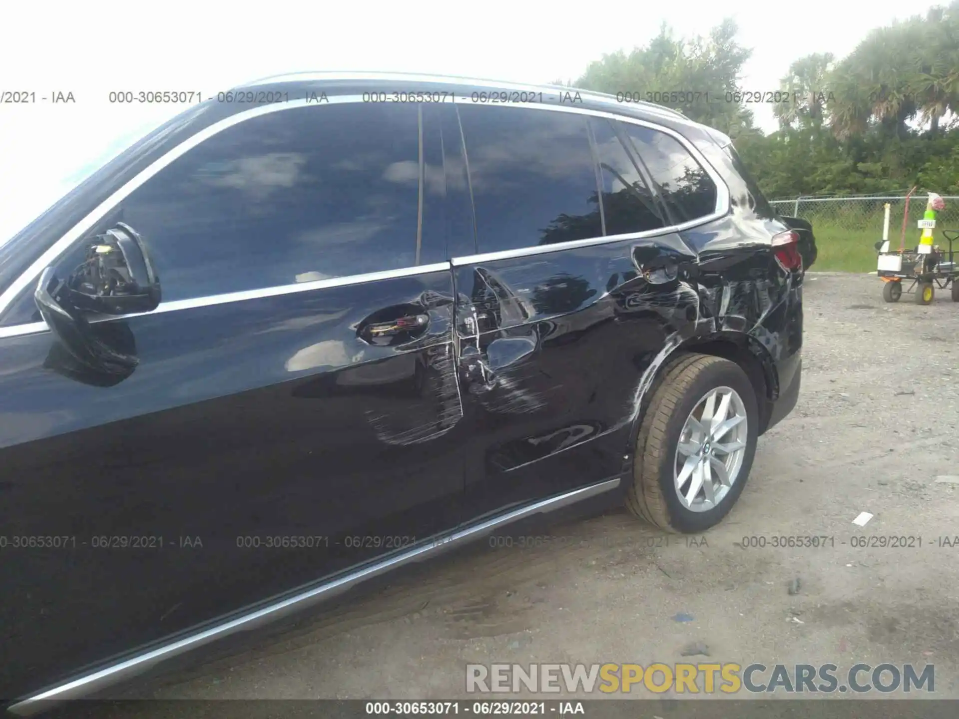 6 Photograph of a damaged car 5UXCR4C0XL9D48363 BMW X5 2020