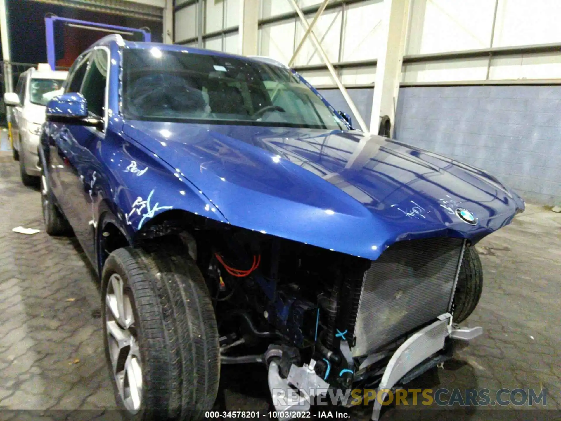 1 Photograph of a damaged car 00XCR4C05M9F70942 BMW X5 2021