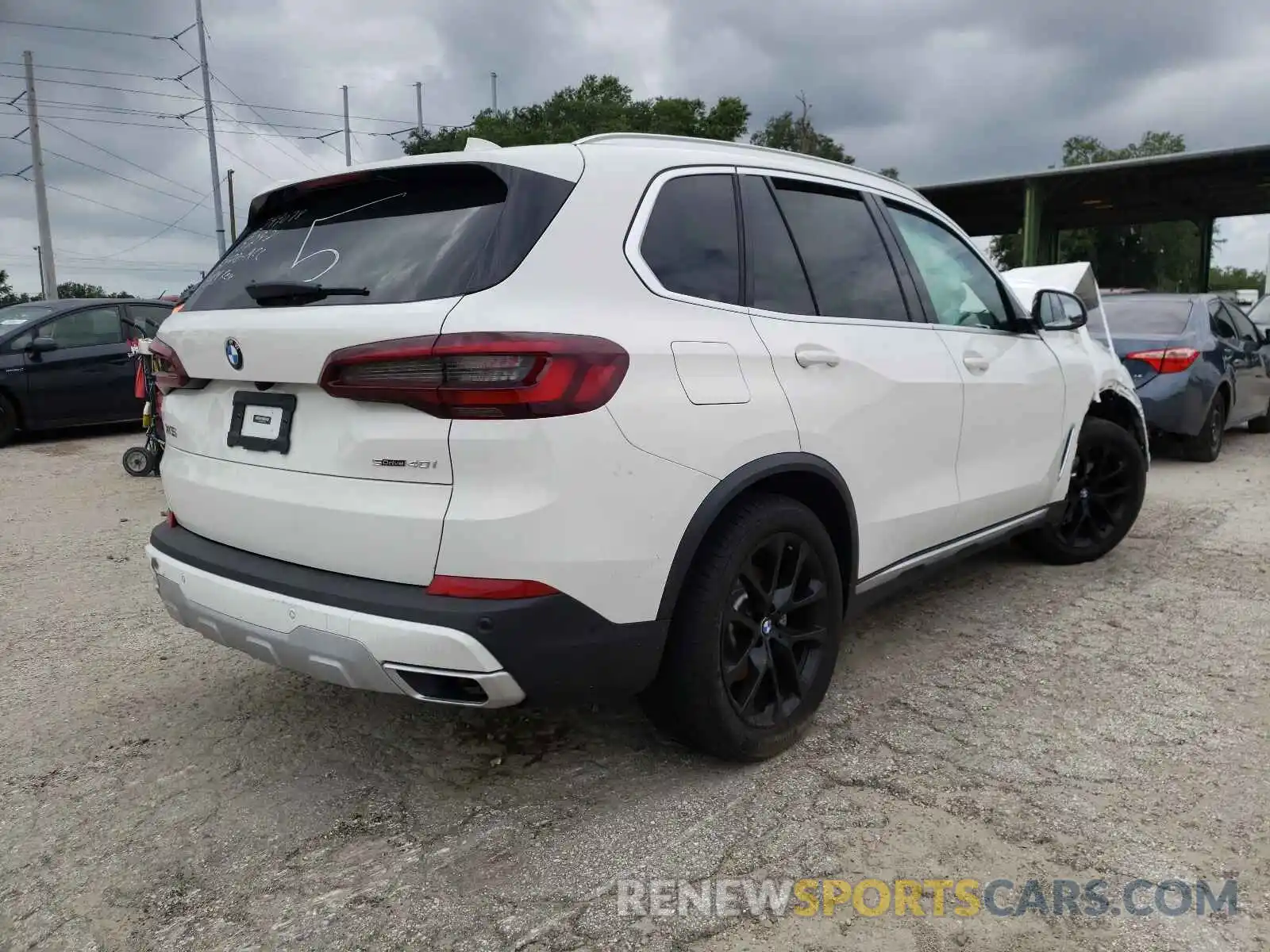 4 Photograph of a damaged car 5UXCR4C00M9G28990 BMW X5 2021