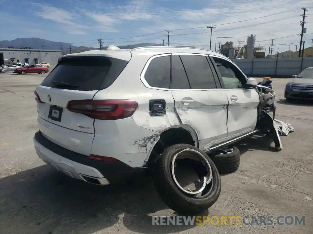 4 Photograph of a damaged car 5UXCR6C05M9F32106 BMW X5 2021