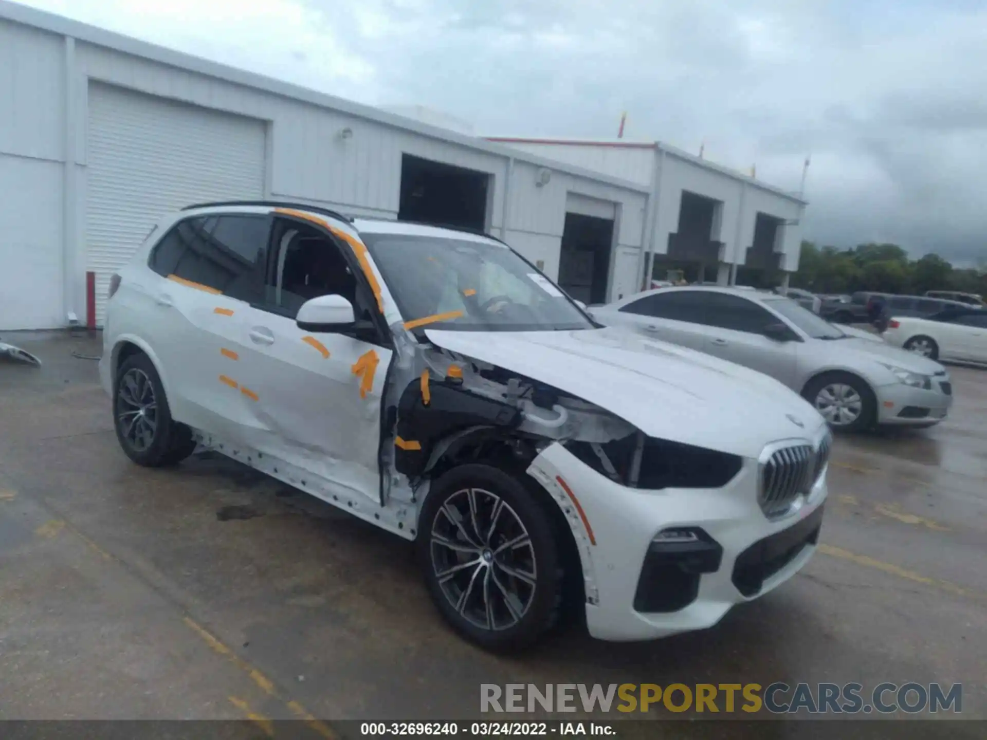 1 Photograph of a damaged car 5UXTA6C04M9F97276 BMW X5 2021