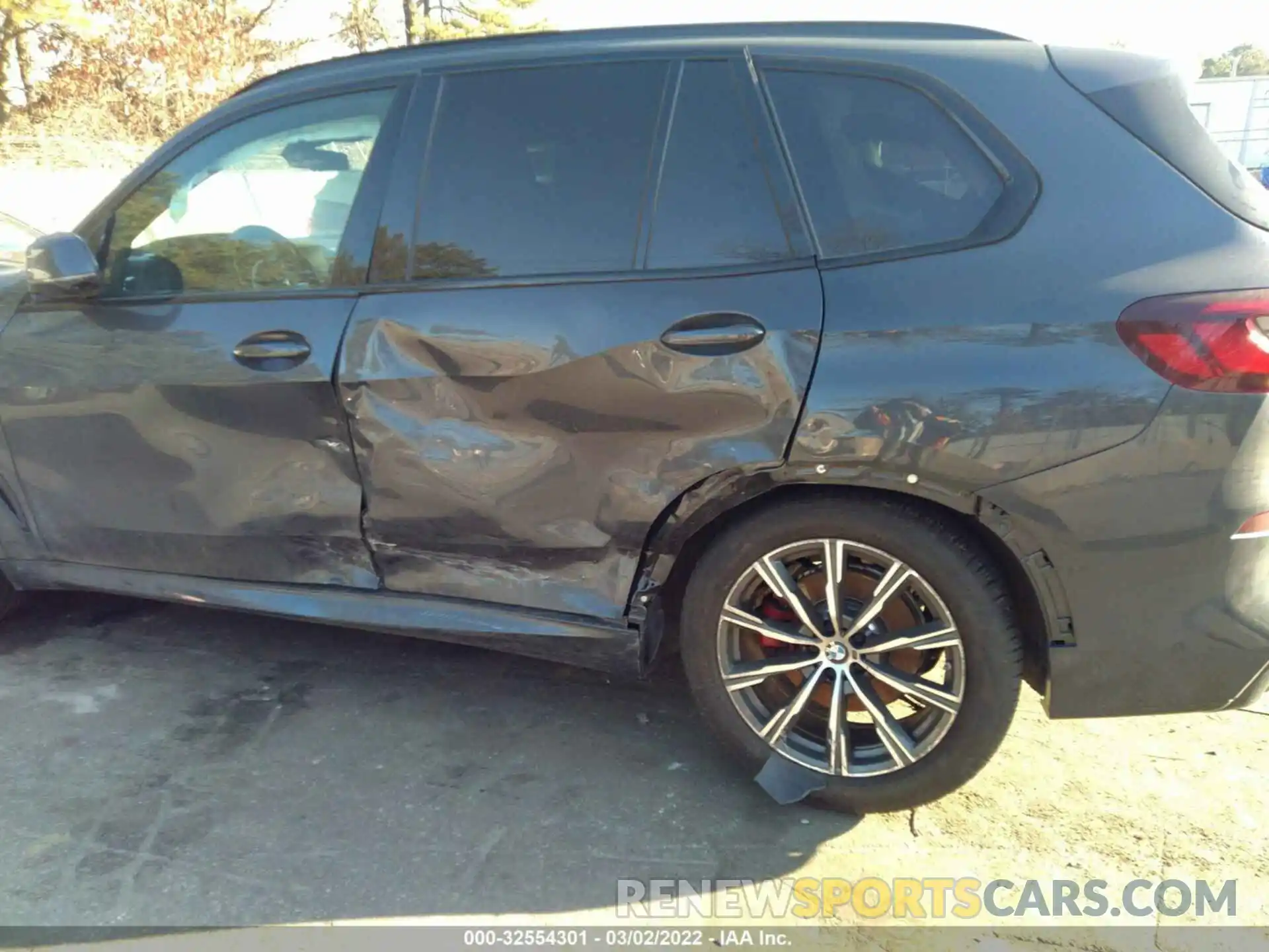 6 Photograph of a damaged car 5UXCR6C01N9K49295 BMW X5 2022