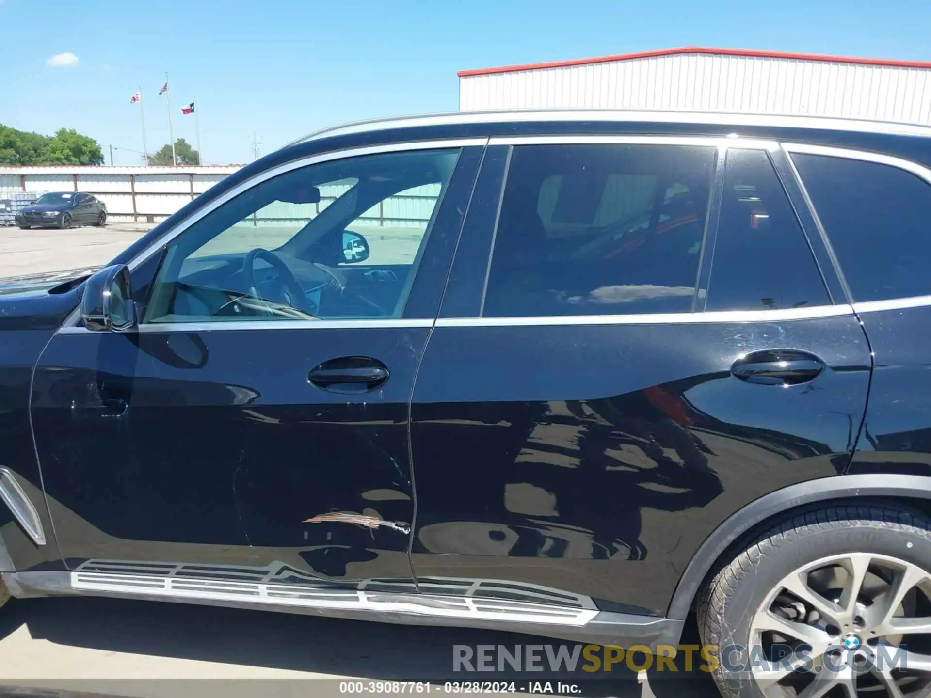 14 Photograph of a damaged car 5UXCR6C01P9P18470 BMW X5 2023