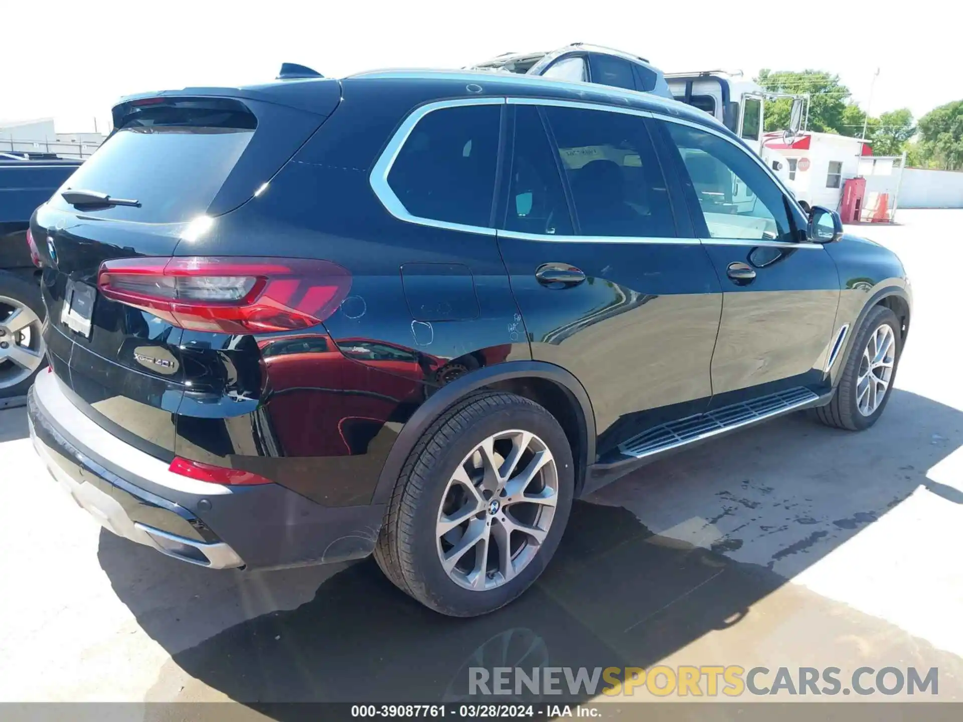 4 Photograph of a damaged car 5UXCR6C01P9P18470 BMW X5 2023