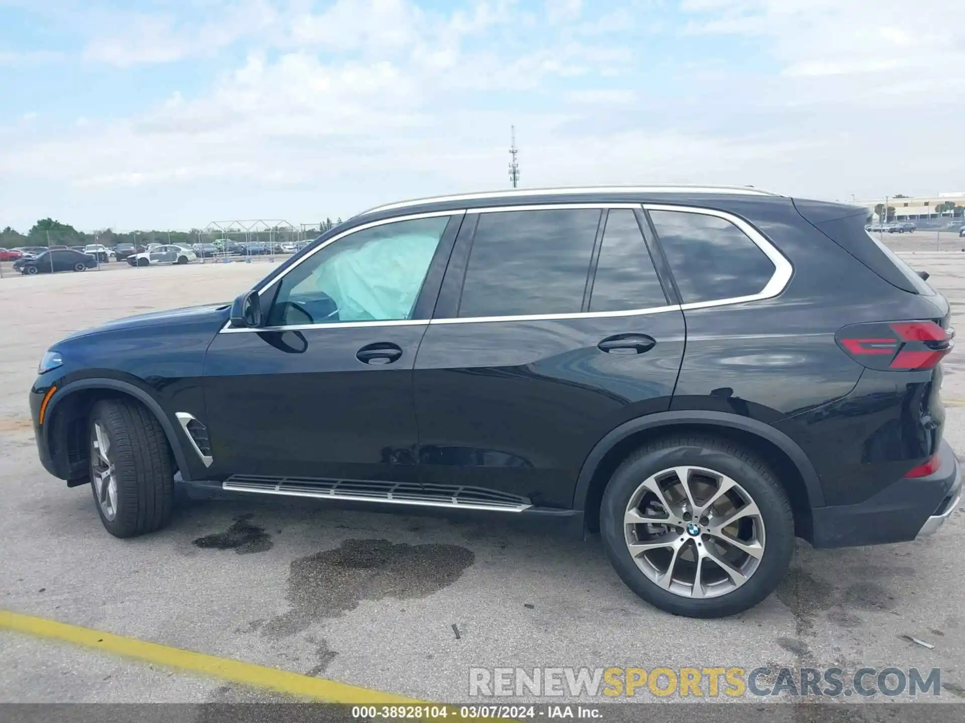 14 Photograph of a damaged car 5UX13EU01R9T95624 BMW X5 2024