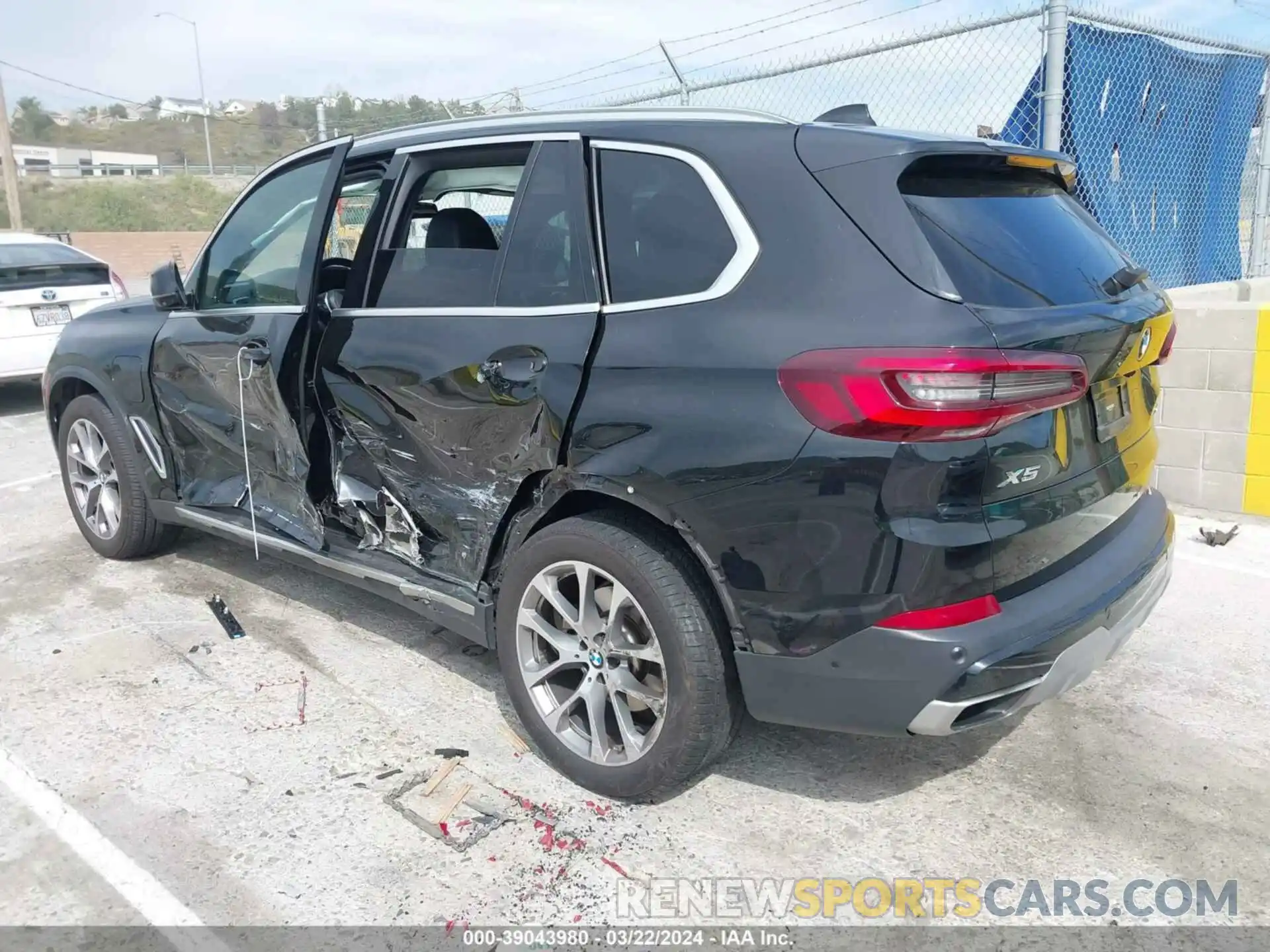 3 Photograph of a damaged car 5UXTA6C05M9D30096 BMW X5 PHEV 2021