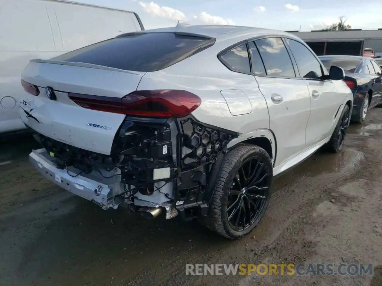 4 Photograph of a damaged car 5UXCY6C09N9K39200 BMW X6 2022