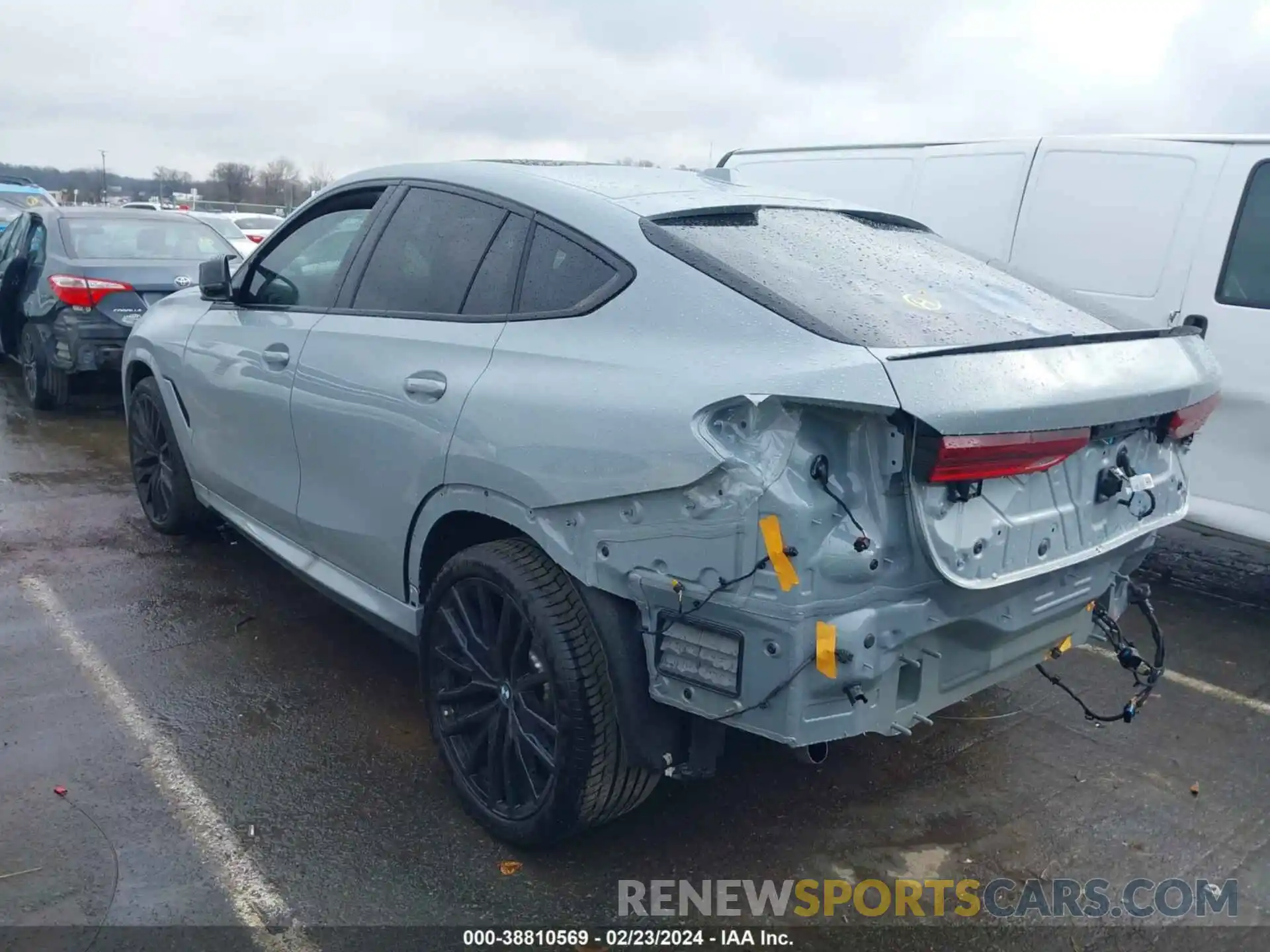 3 Photograph of a damaged car 5UX43EX07R9U73722 BMW X6 2024