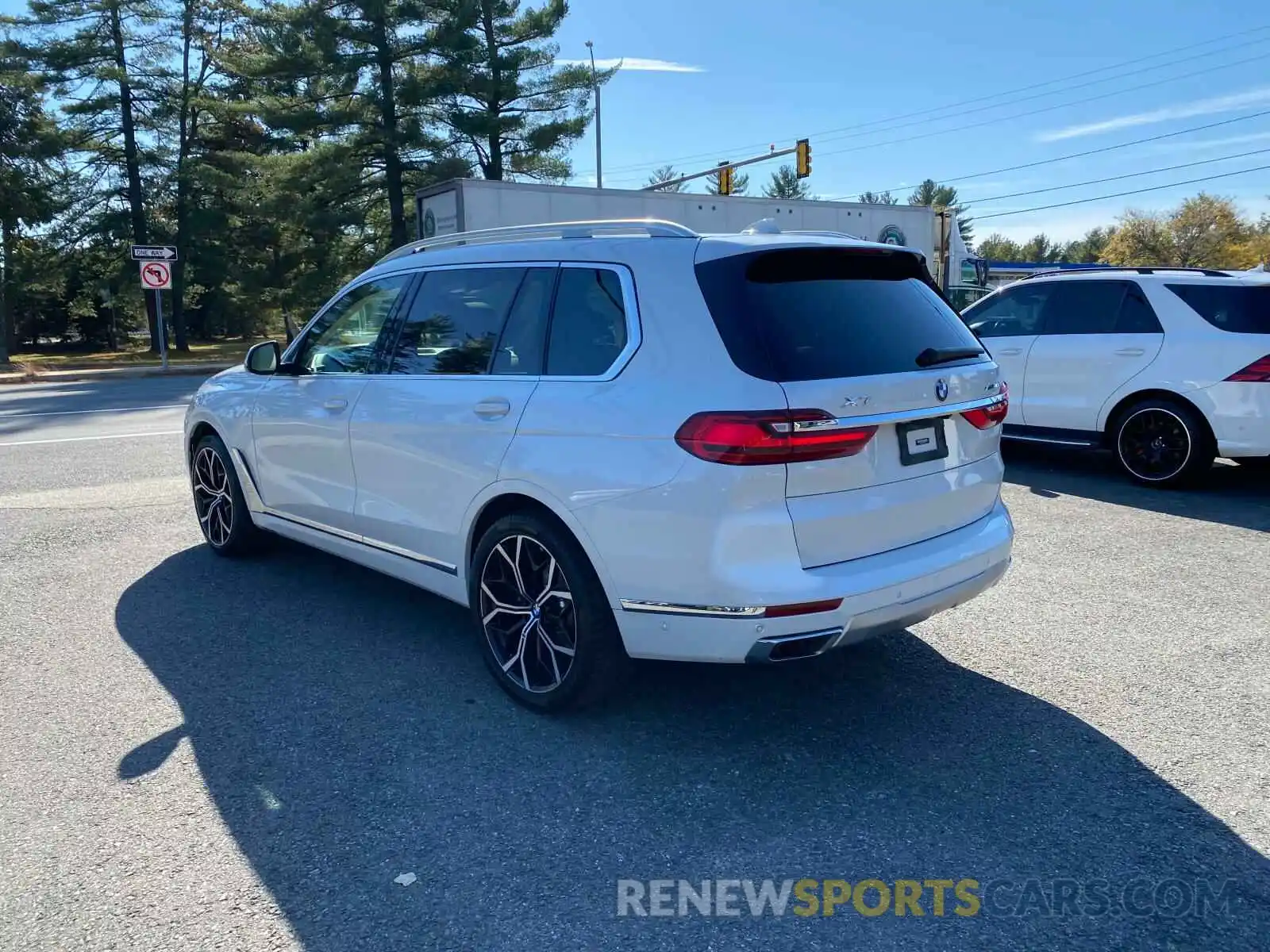 4 Photograph of a damaged car 5UXCW2C55KL082077 BMW X7 2019