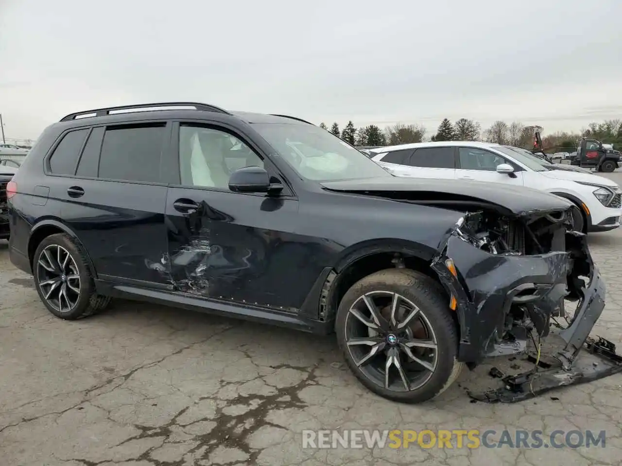 4 Photograph of a damaged car 5UXCW2C57KLB43965 BMW X7 2019