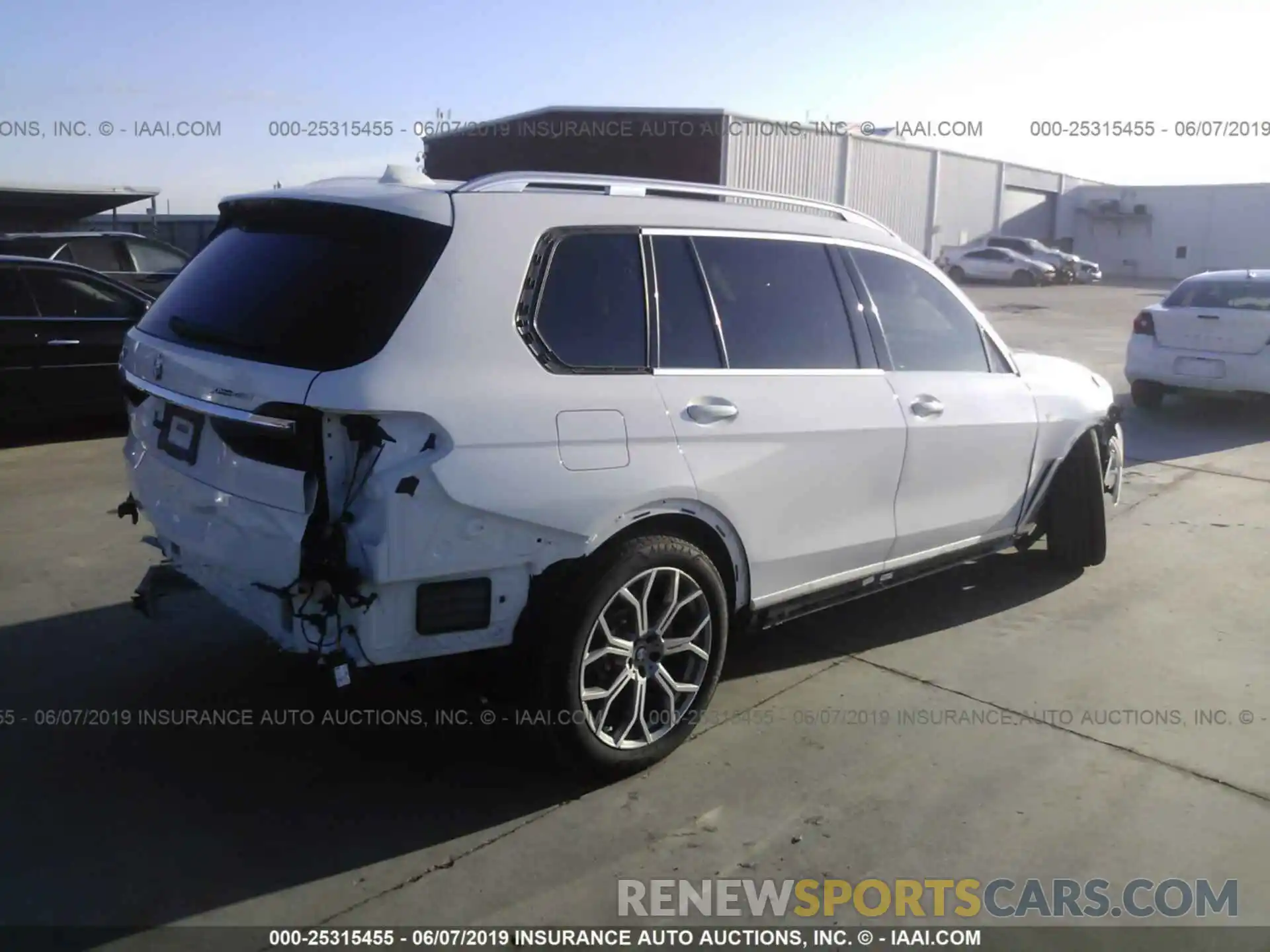 4 Photograph of a damaged car 5UXCW2C57KLB44341 BMW X7 2019