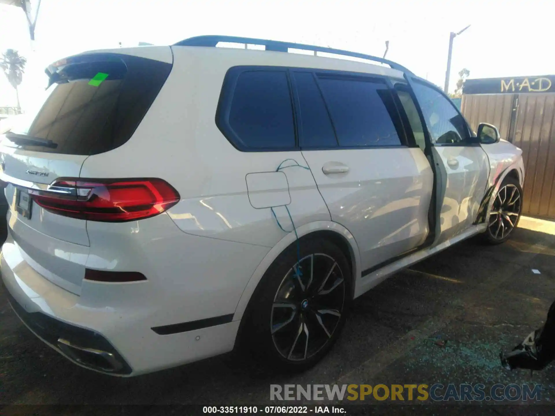 4 Photograph of a damaged car 5UXCX4C50KLS38020 BMW X7 2019