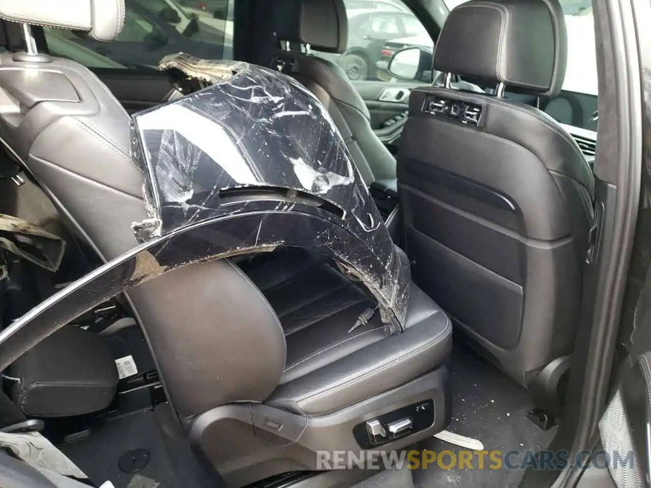 6 Photograph of a damaged car 5UXCX4C59KLS36704 BMW X7 2019