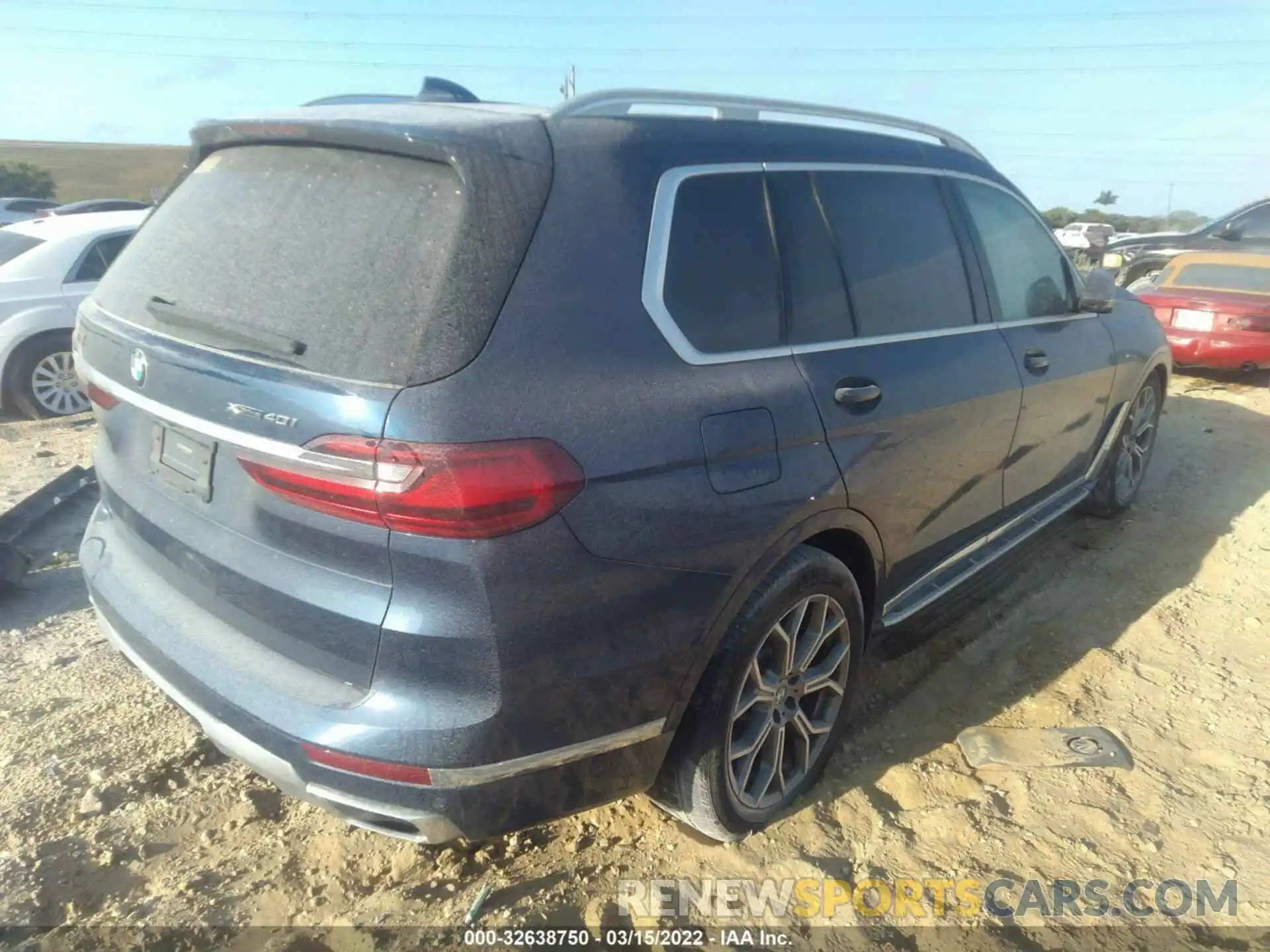 4 Photograph of a damaged car 5UXCW2C00L9A02190 BMW X7 2020